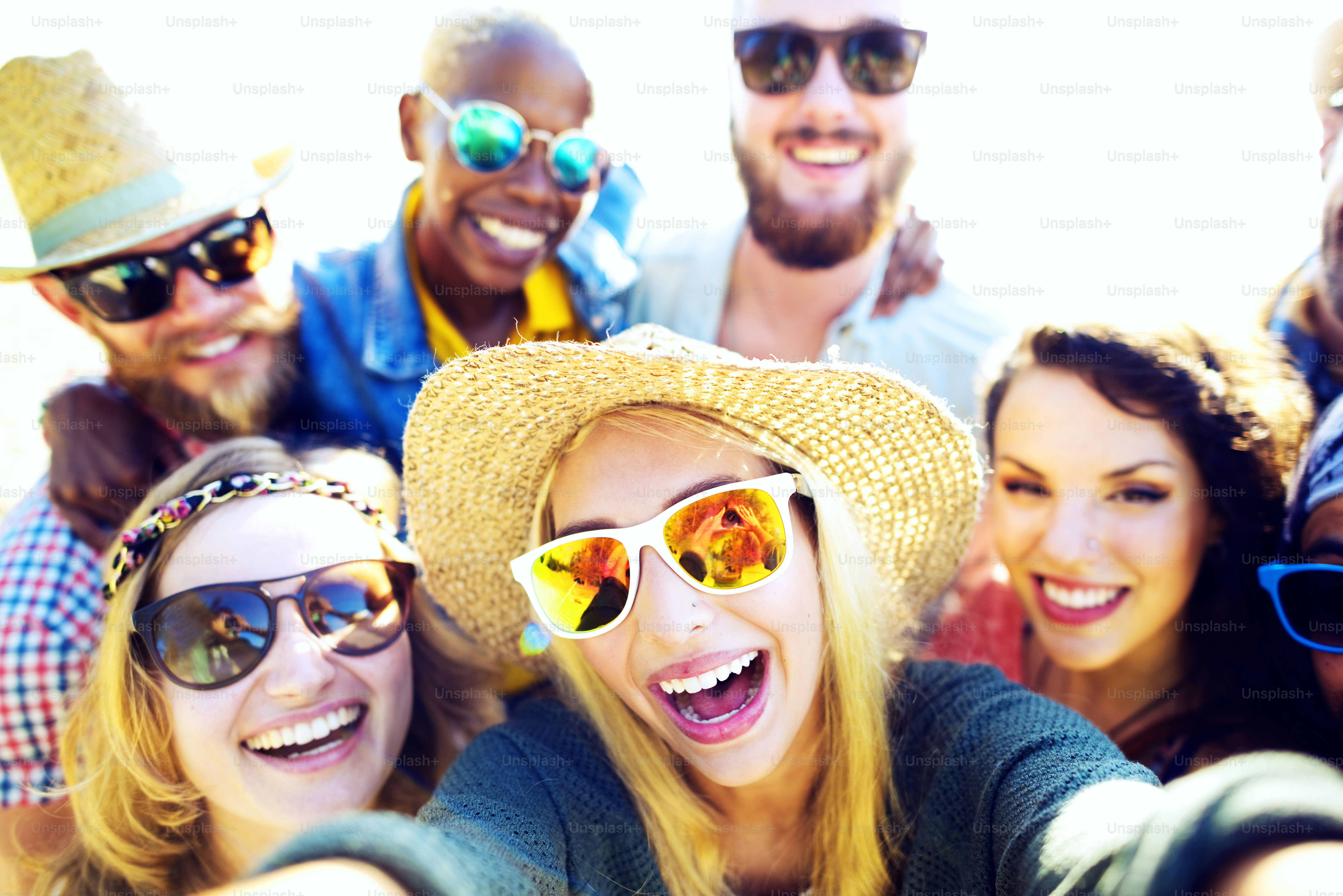 Concepto divertido de selfies divertidos de Personas Diversas en Beach Beach