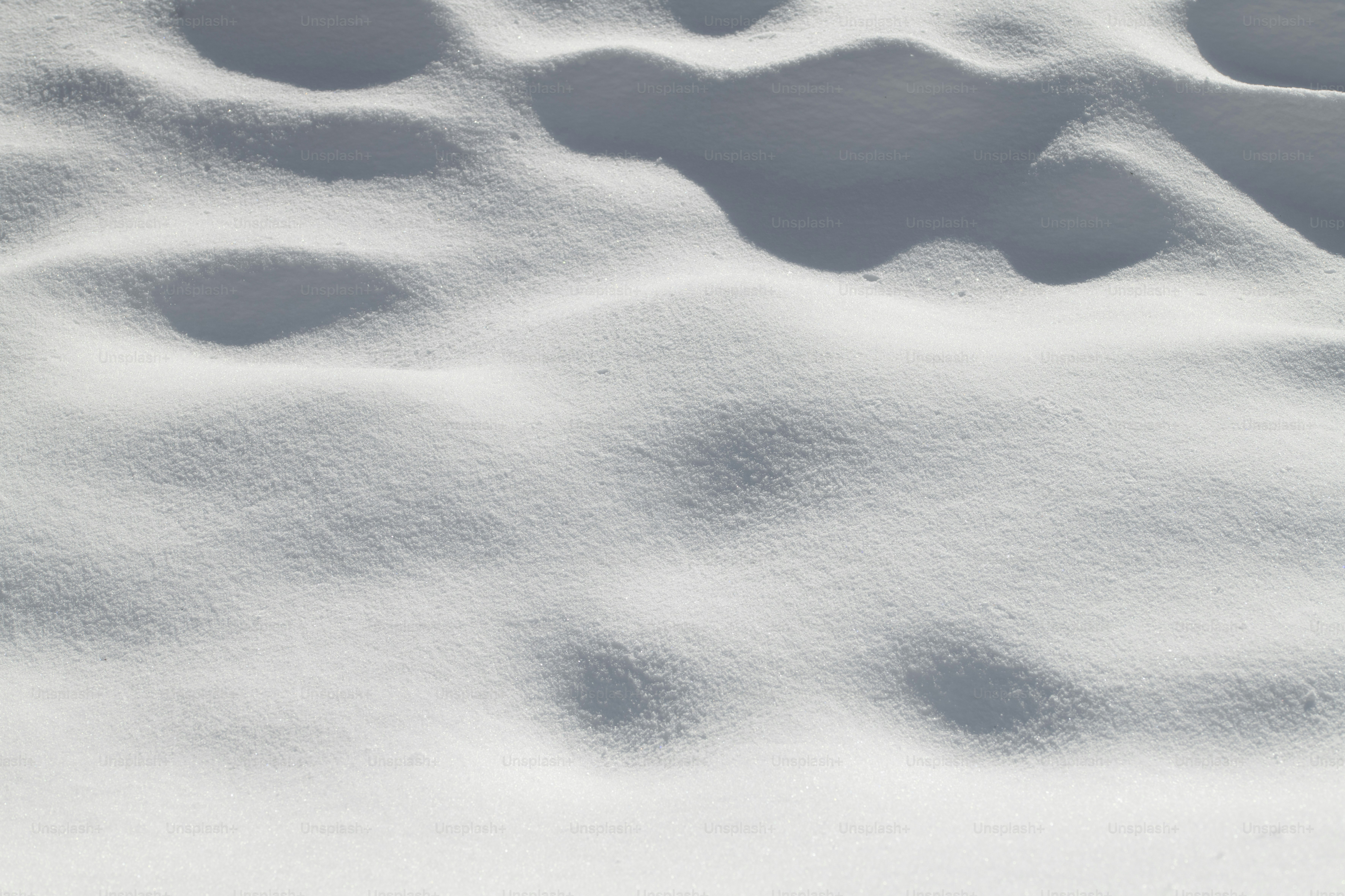 Neige dérivée avec des ombres au soleil