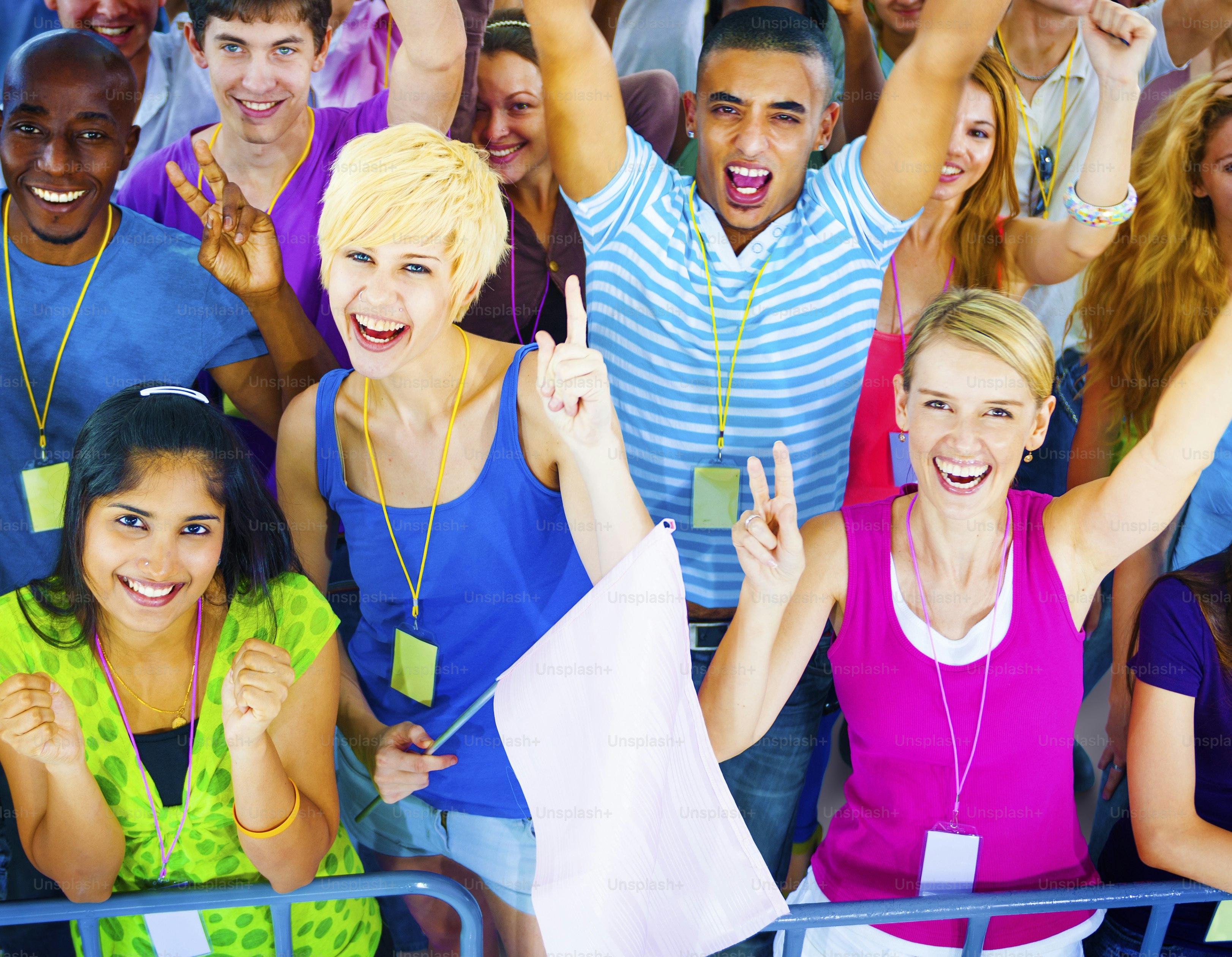 Apprentissage collectif célébrant le concept ethnique diversifié et décontracté