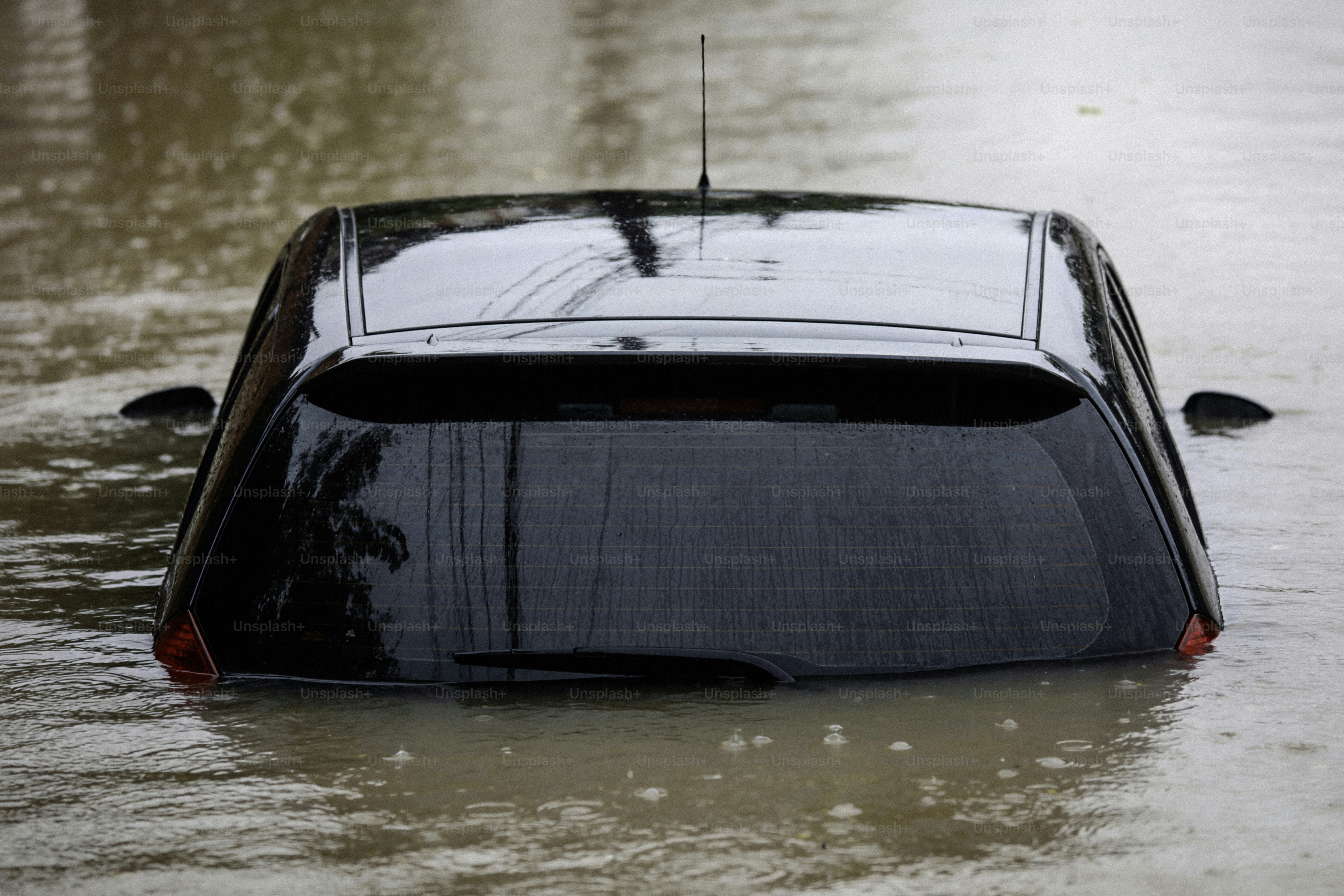 Un'auto sommersa nelle acque alluvionali