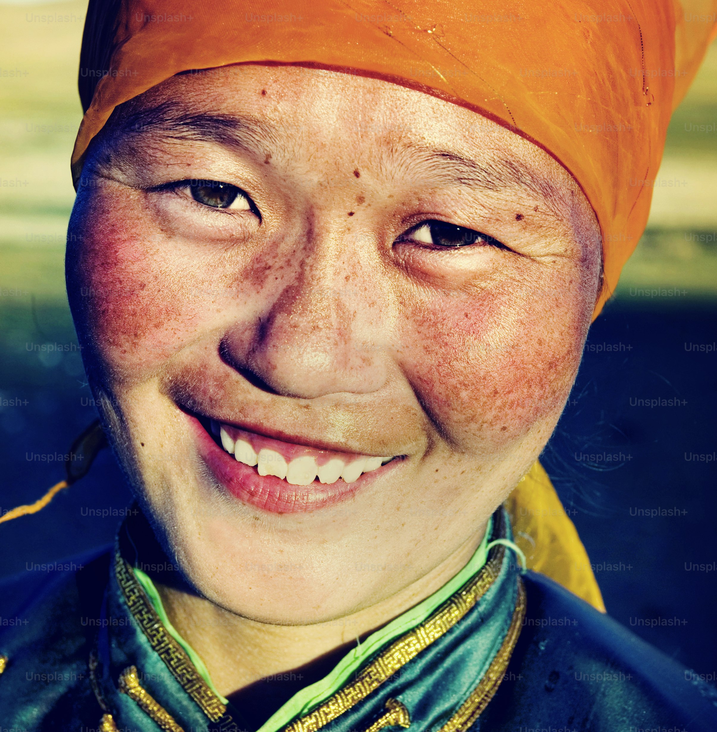 Concepto de Vestimenta Tradicional Mujer Mongola Sonriente y Felicidad