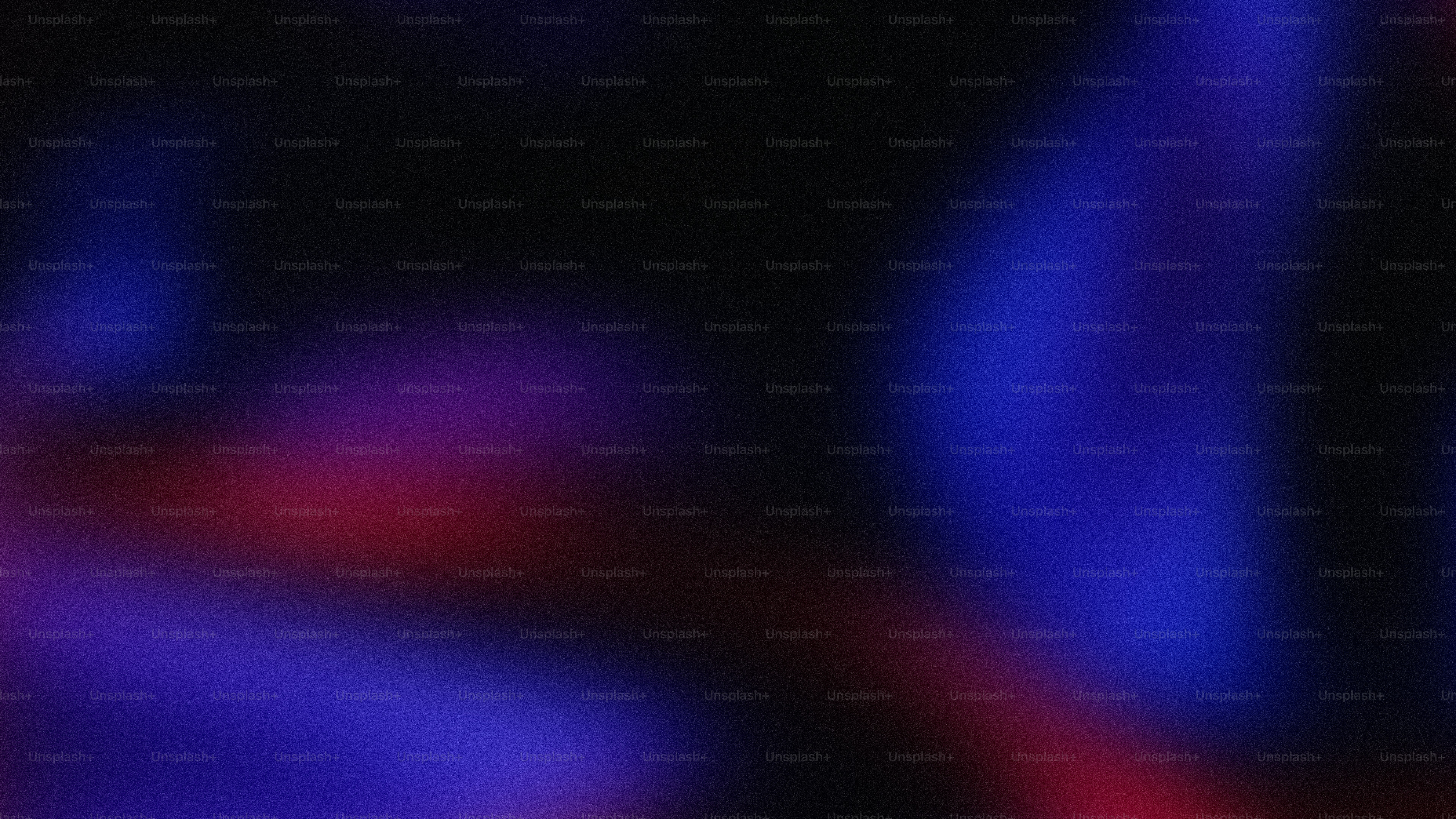 Des traînées de lumière abstraites bleues et rouges