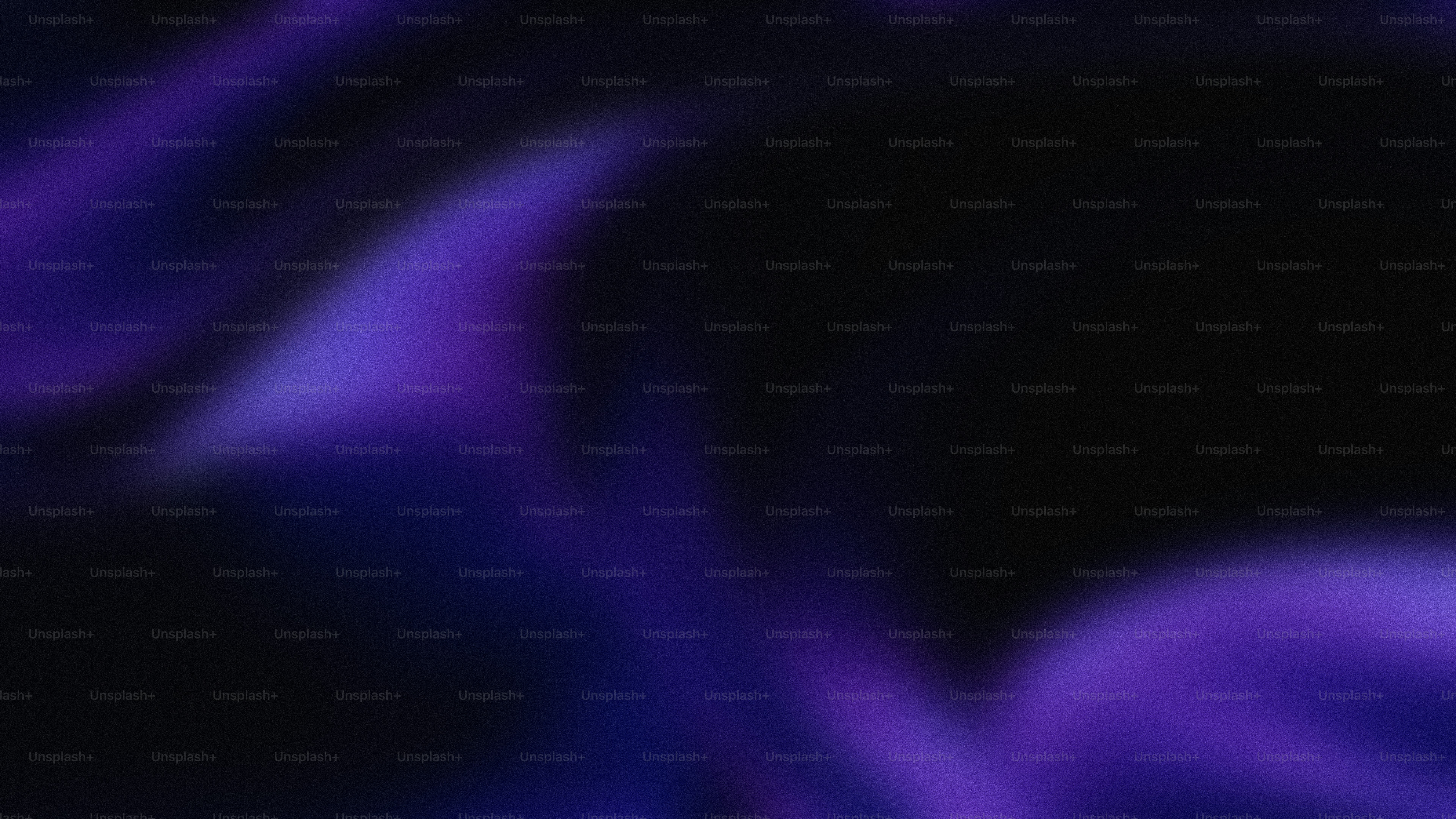 Volutes violettes abstraites sur fond noir