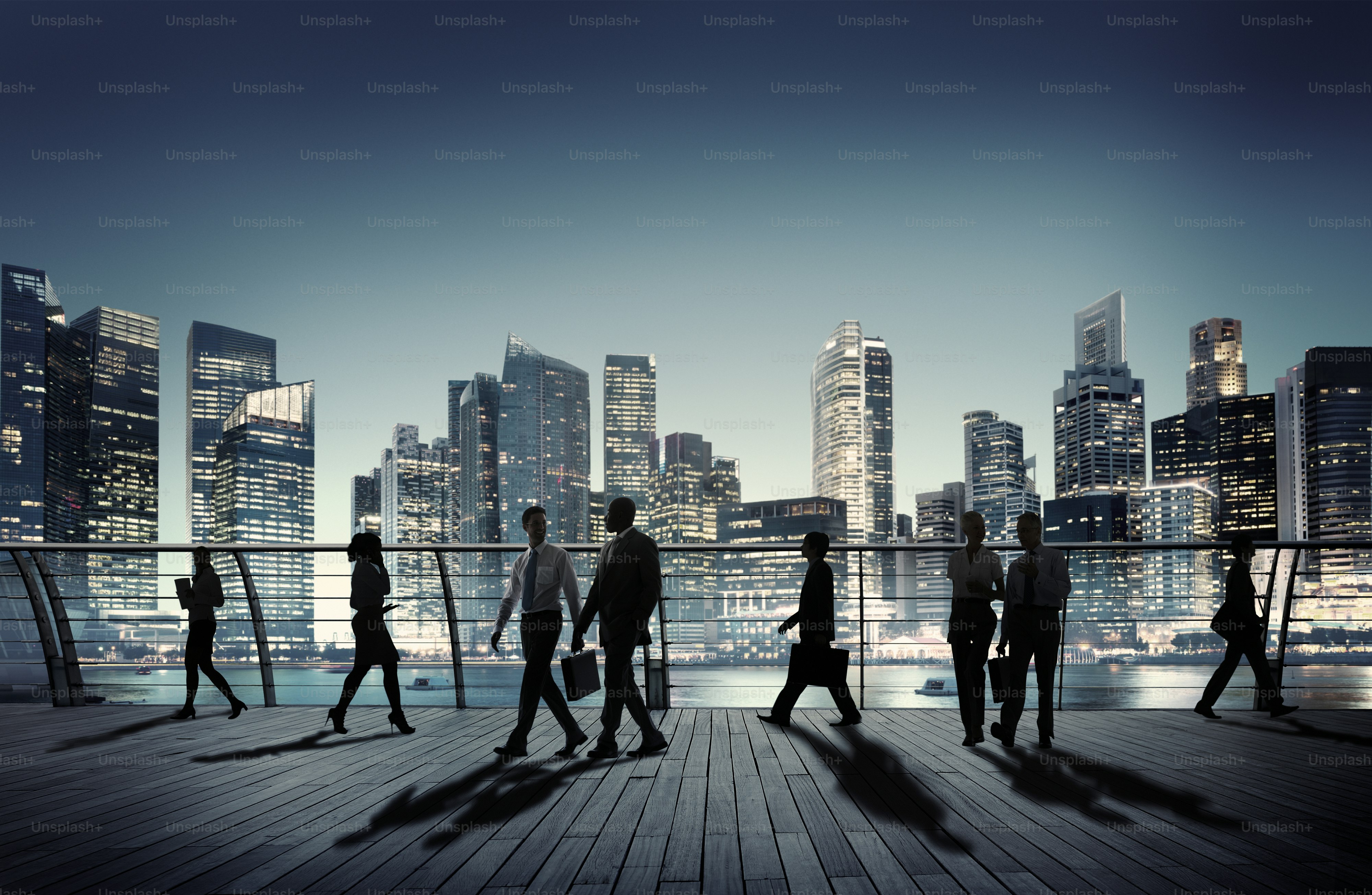 Geschäftsleute, Kollegen, Interaktion, Kommunikation, Nachtstadt-Konzept