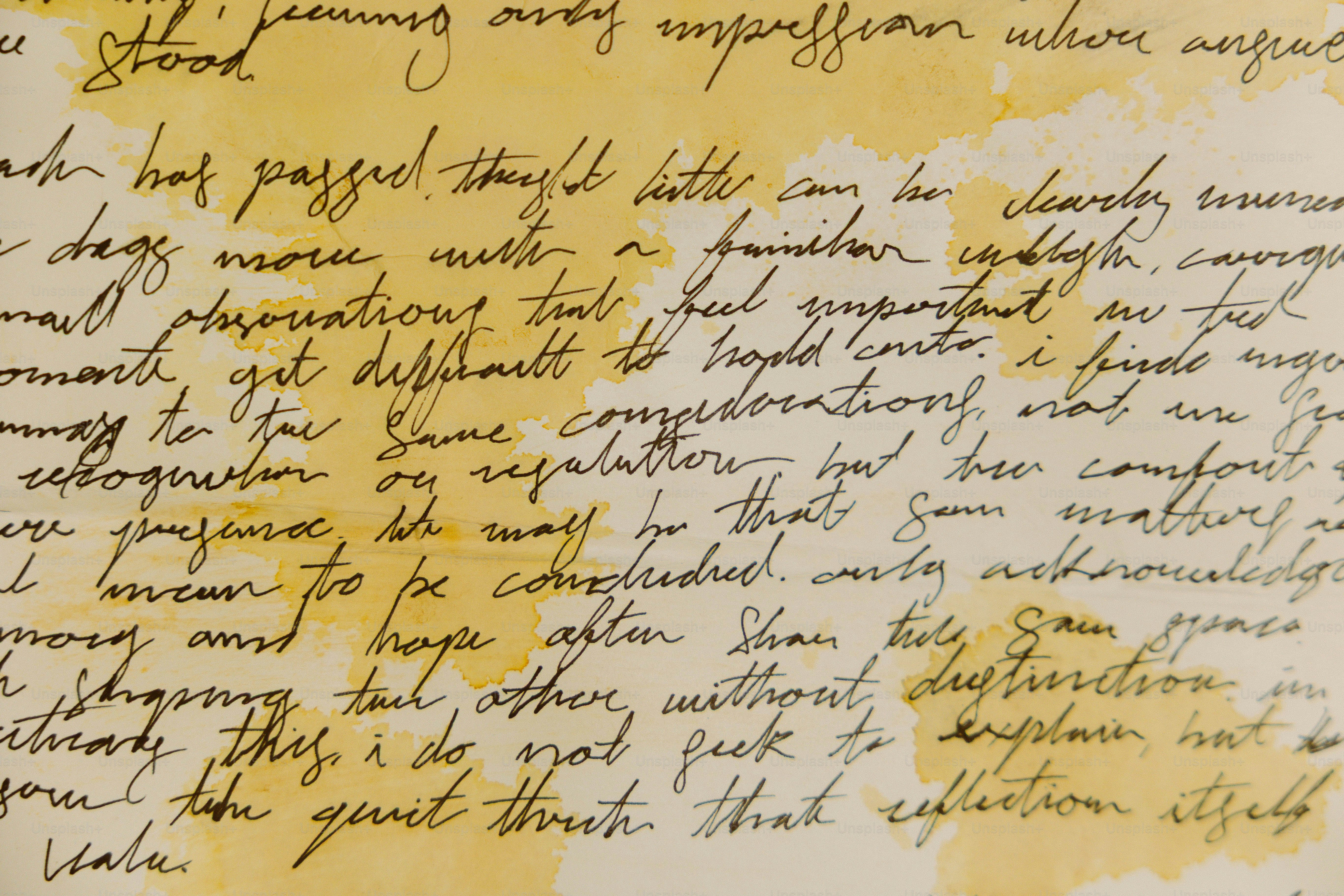 Handschriftlicher Text auf altem Papier mit gelben Flecken