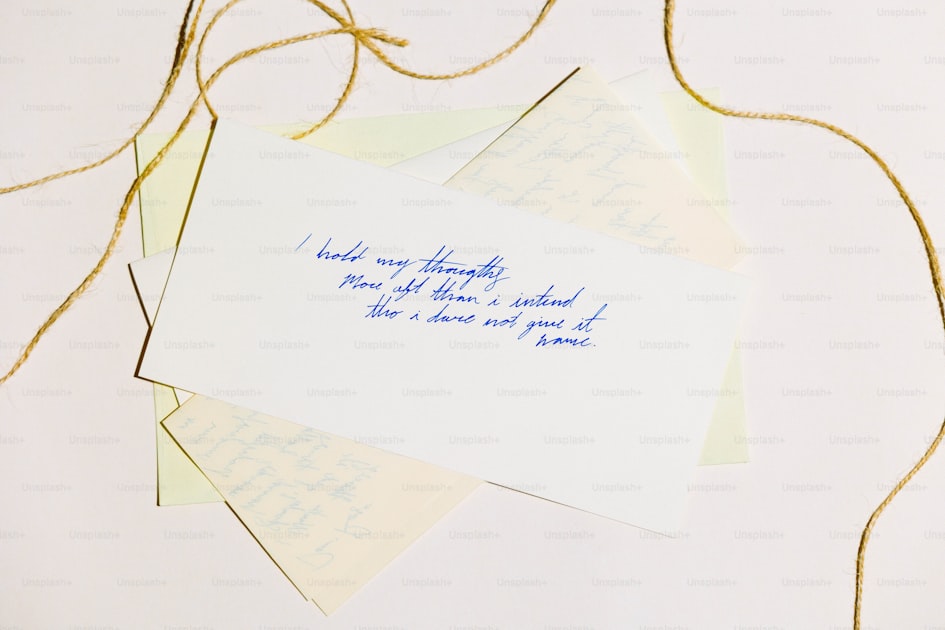 Biglietto bianco con scrittura a mano in inchiostro blu