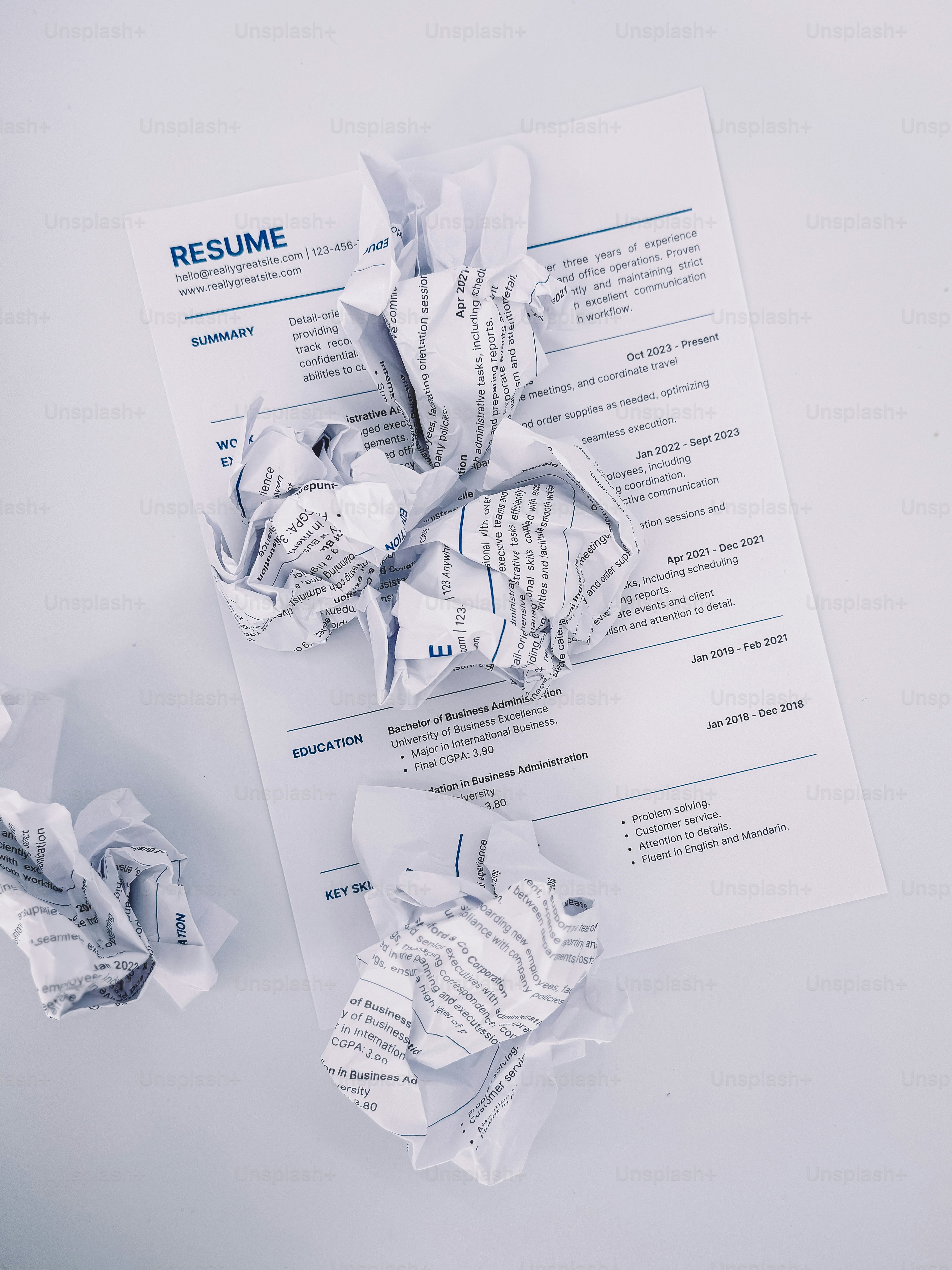 Kertas resume kusut dengan latar belakang putih