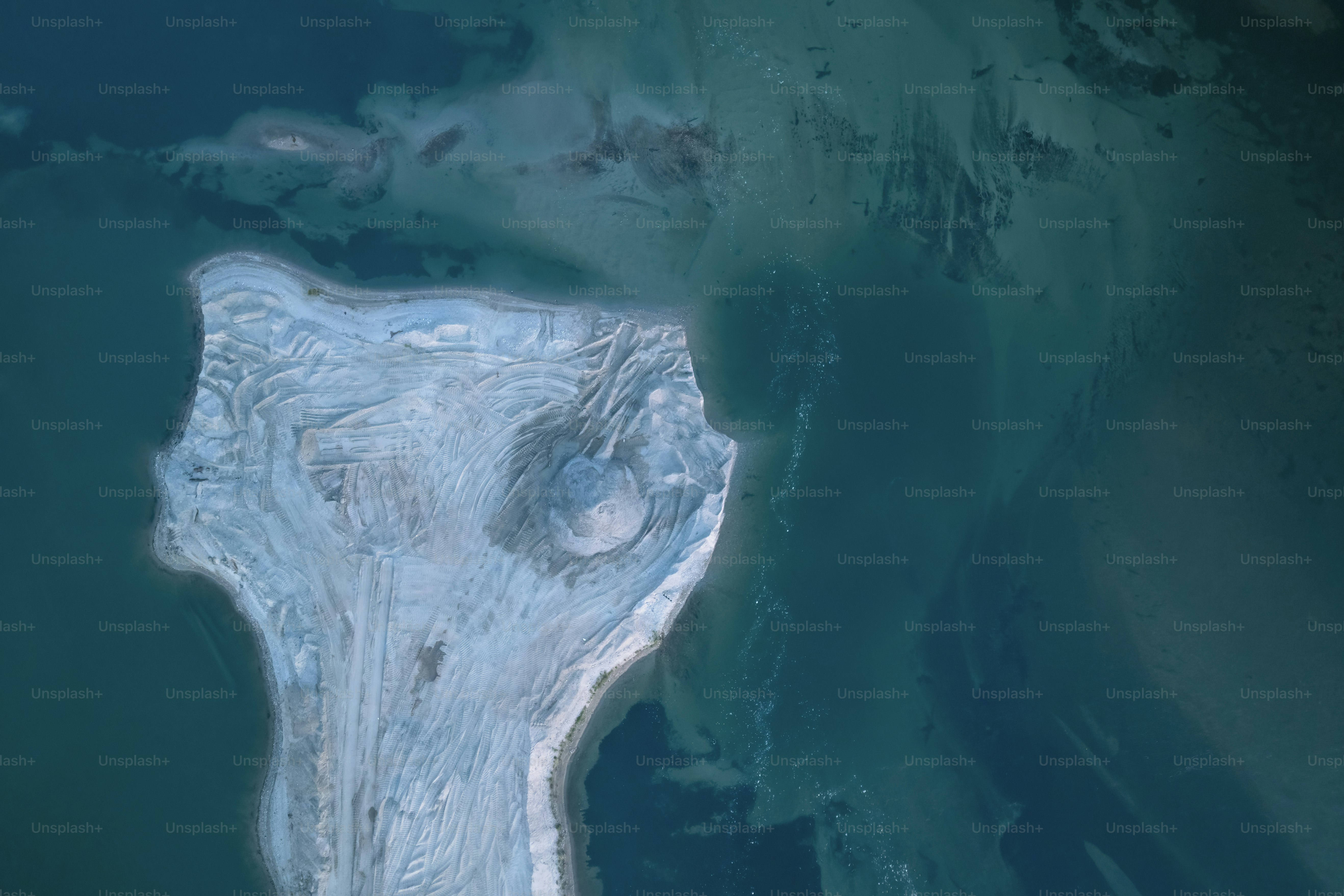 Vista aerea di un ghiacciaio che incontra l'oceano