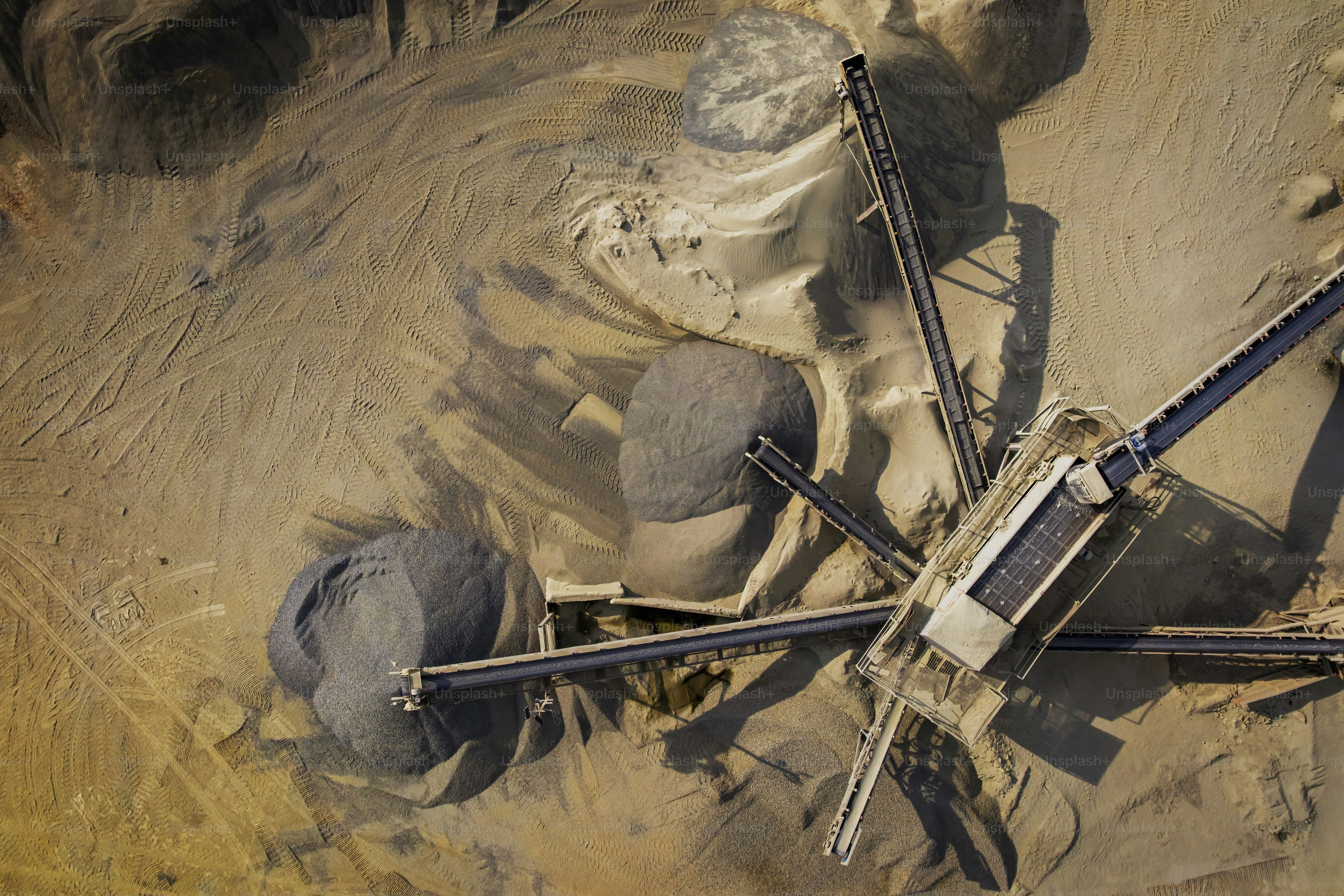 Vista aerea dell'attività di estrazione di sabbia e ghiaia