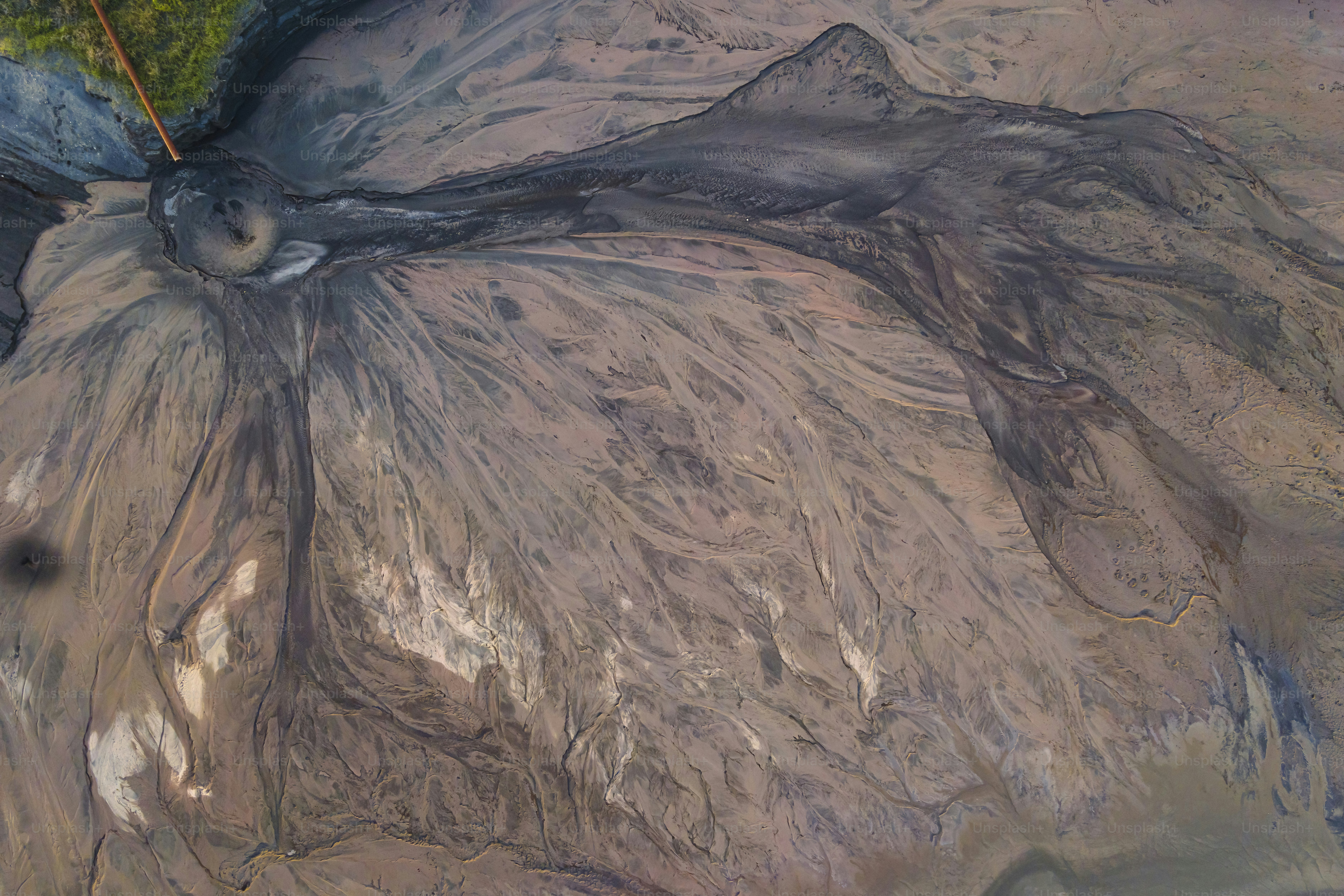 Vista aerea di crepe di fango secco che formano motivi