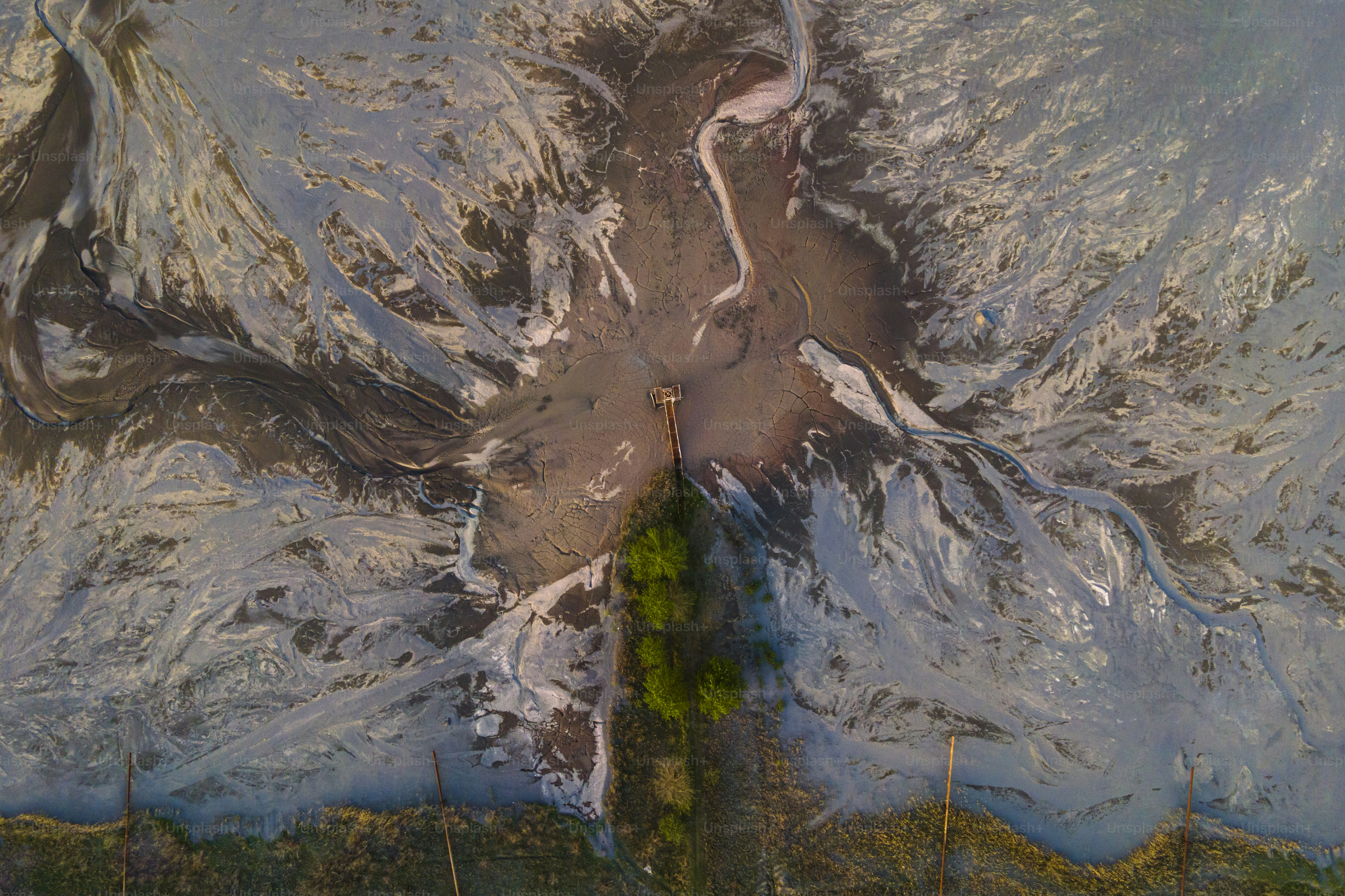 Vista aerea di terra secca e crepolata e vegetazione scarsa