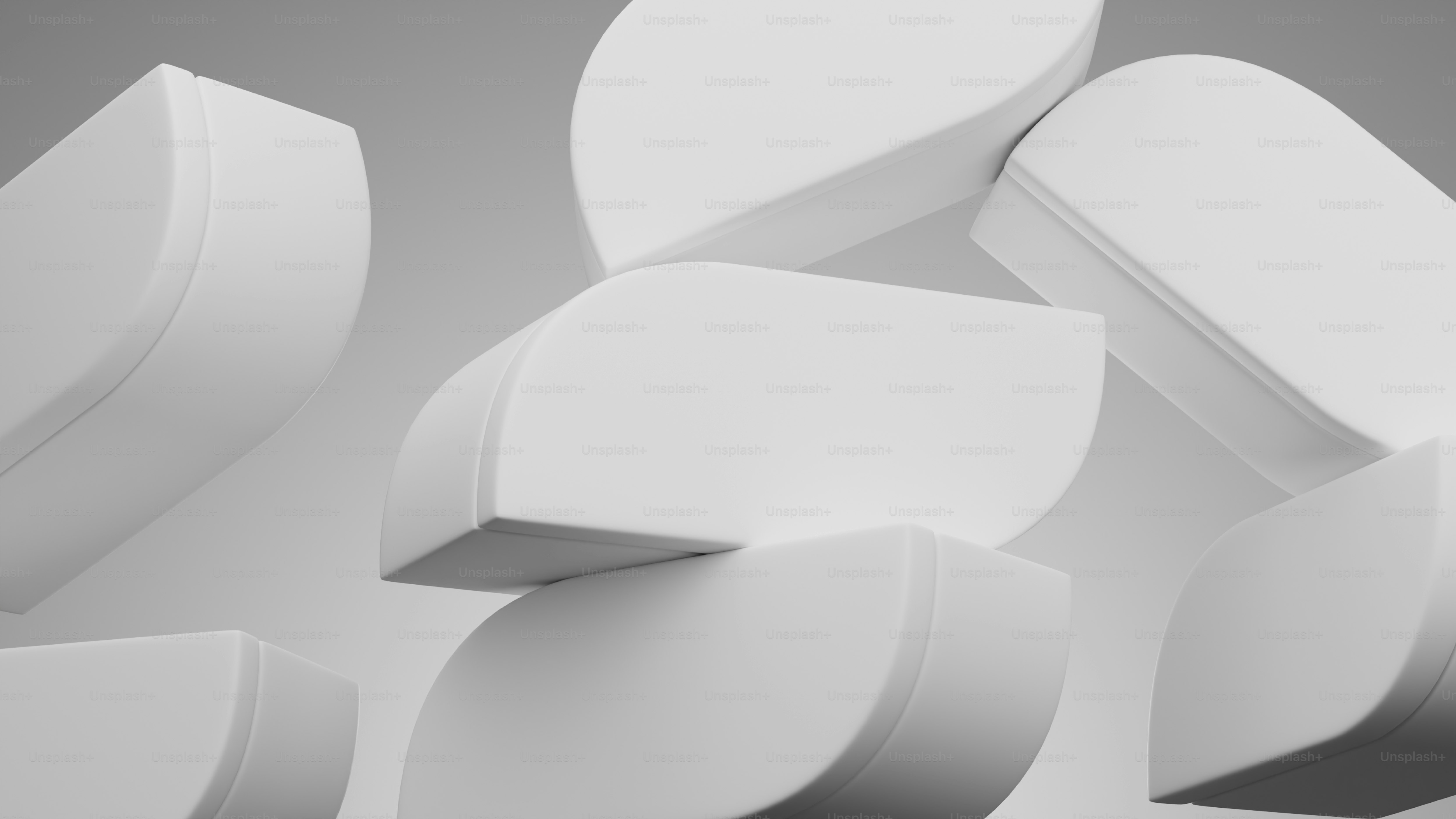 회색 배경 위에 쌓인 여러 개의 흰 알약이 있었다