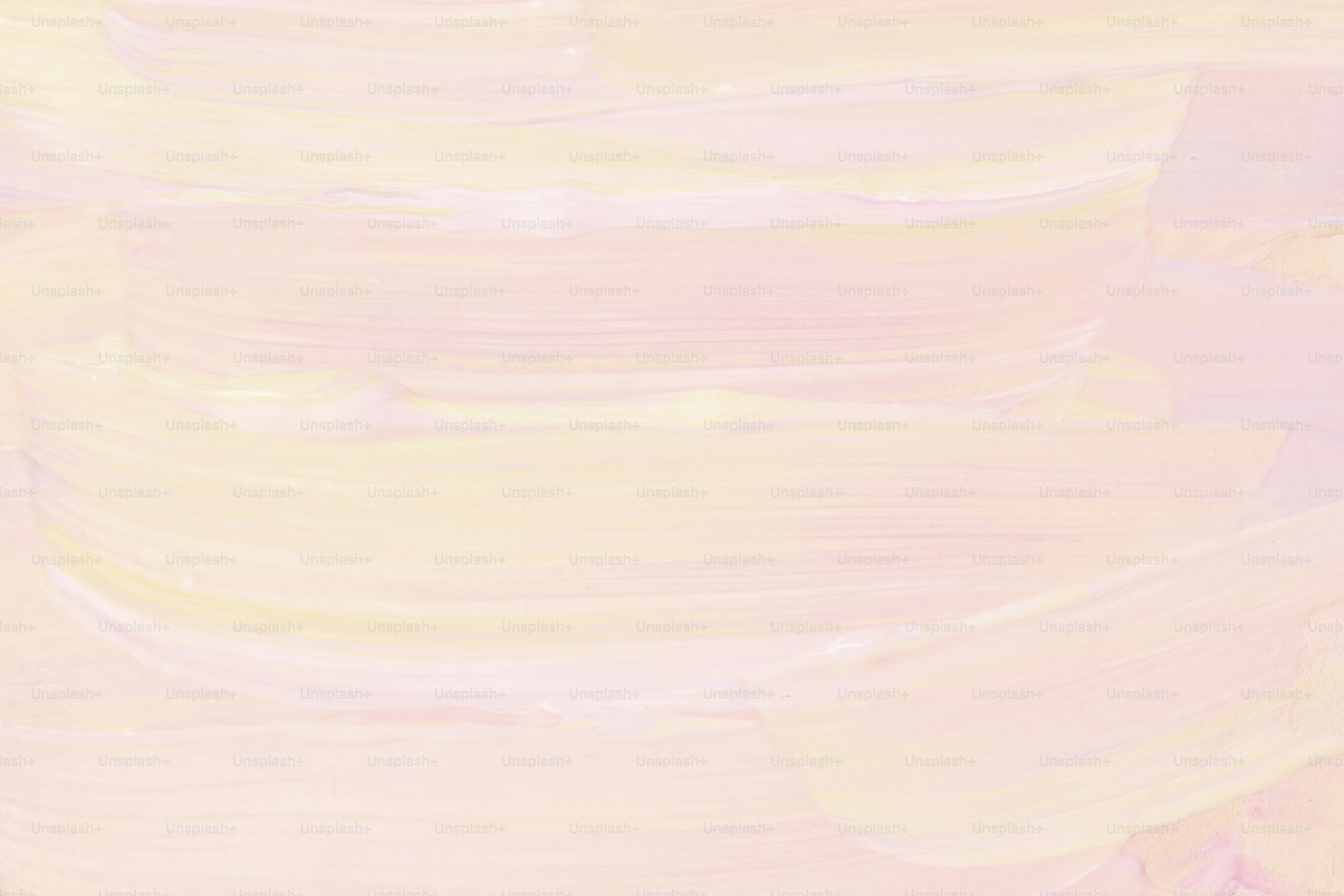 Sanfte pastellfarbene Pinselstriche in Pink und Gelb.