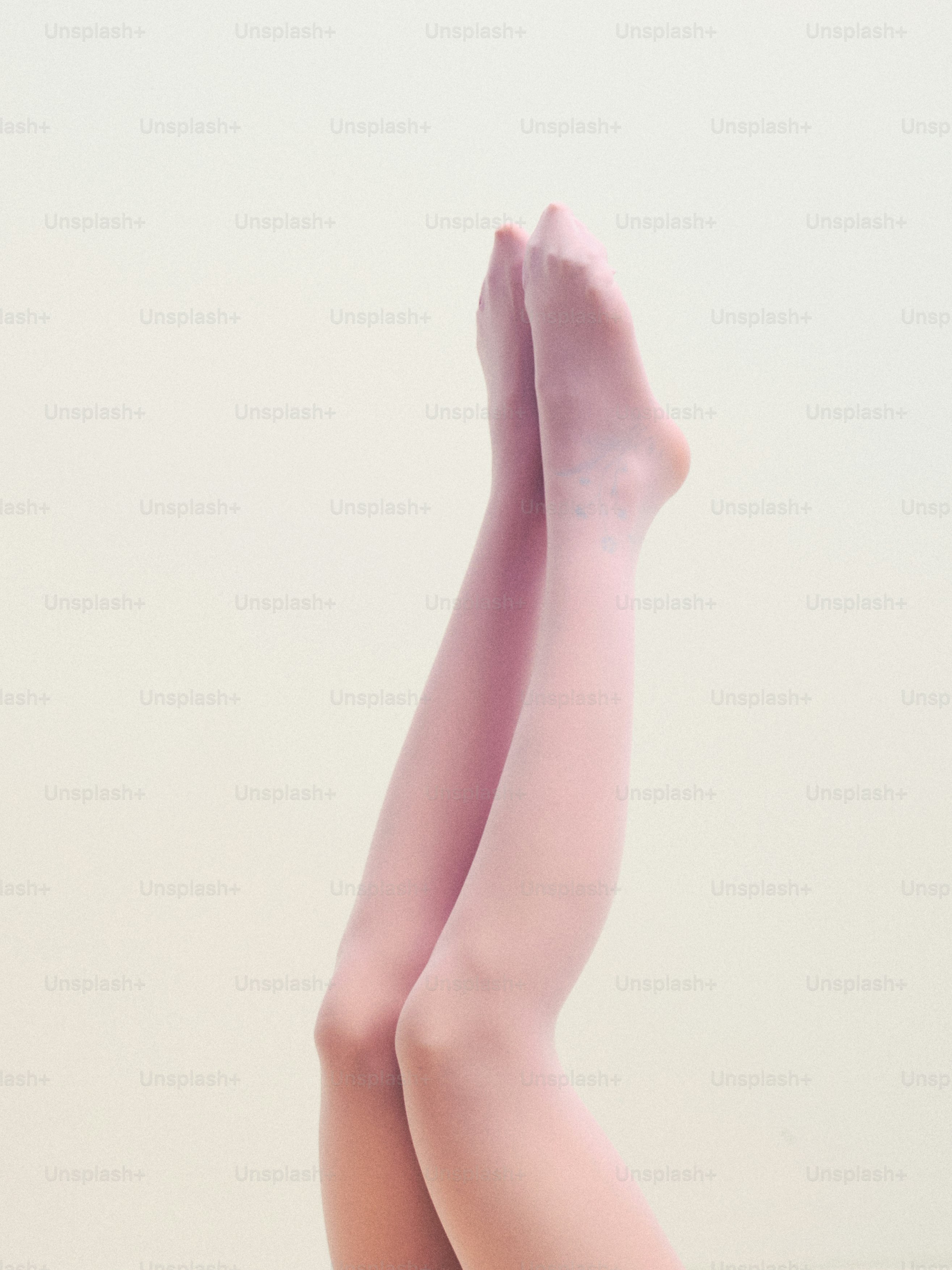 분홍색 타이츠를 입은 사람의 다리