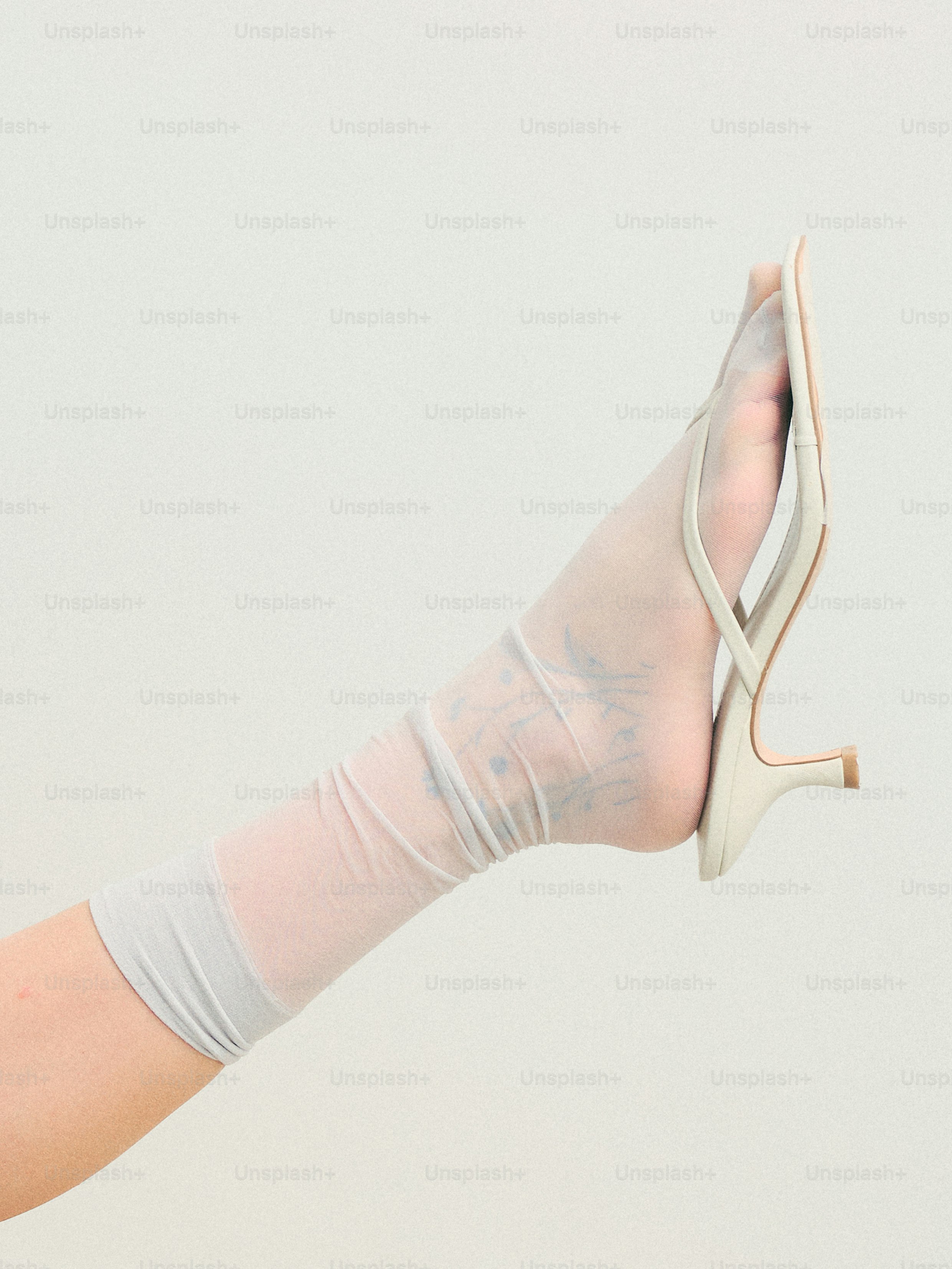 시스루 양말과 굽을 신은 발