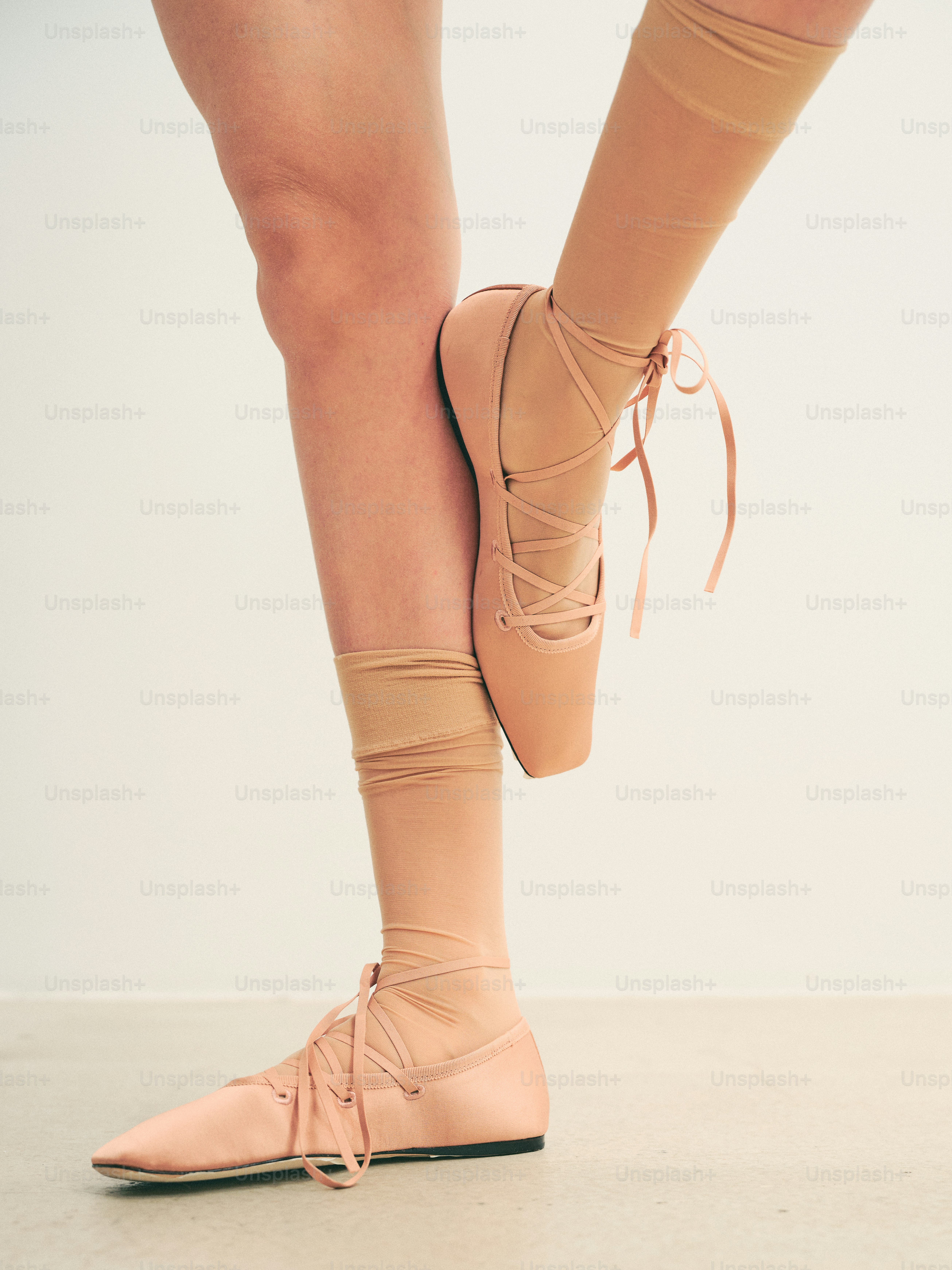 발레 슈즈를 신은 무용수의 다리와 발