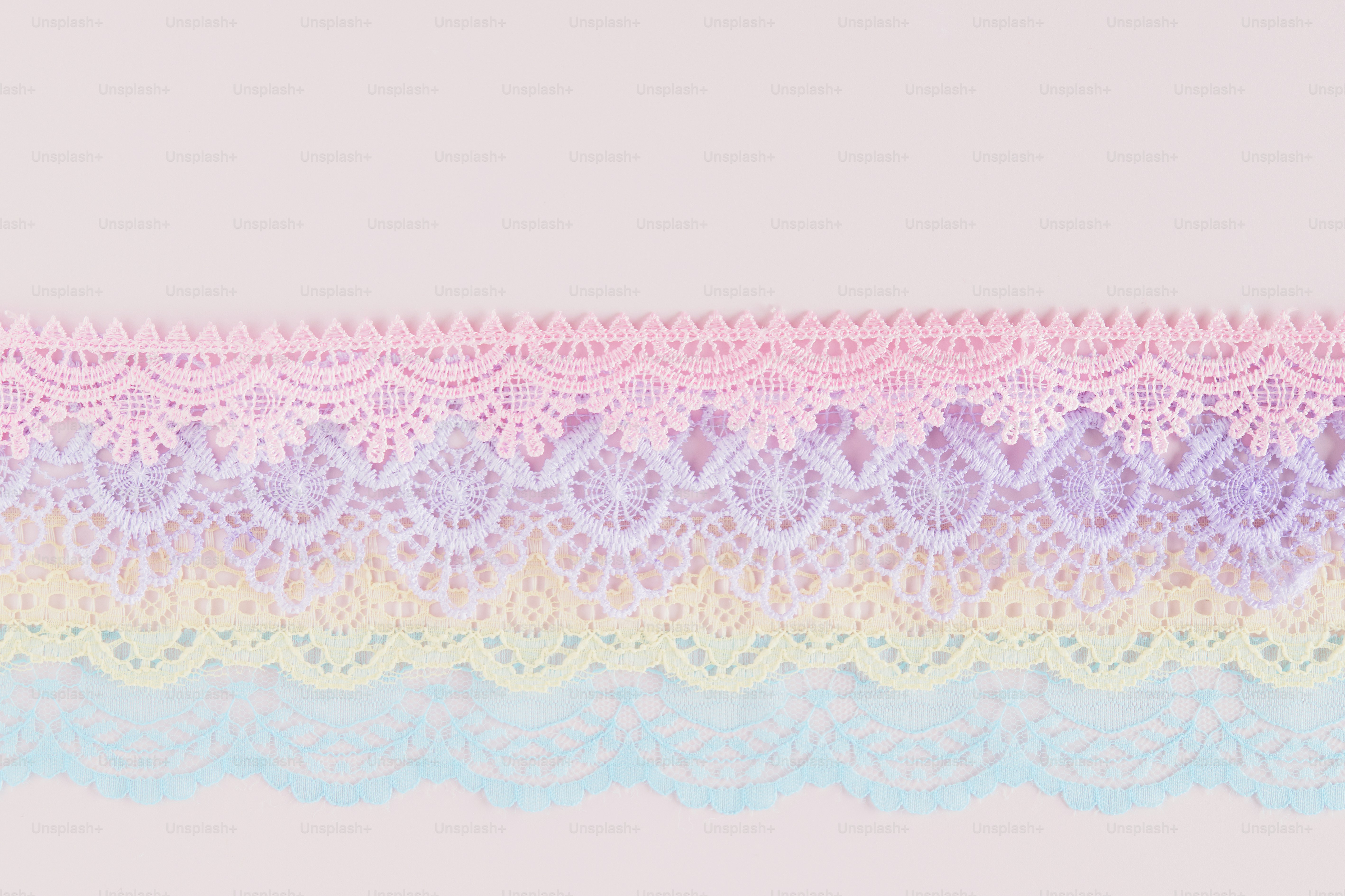 Bordure pastel en dentelle arc-en-ciel sur fond rose