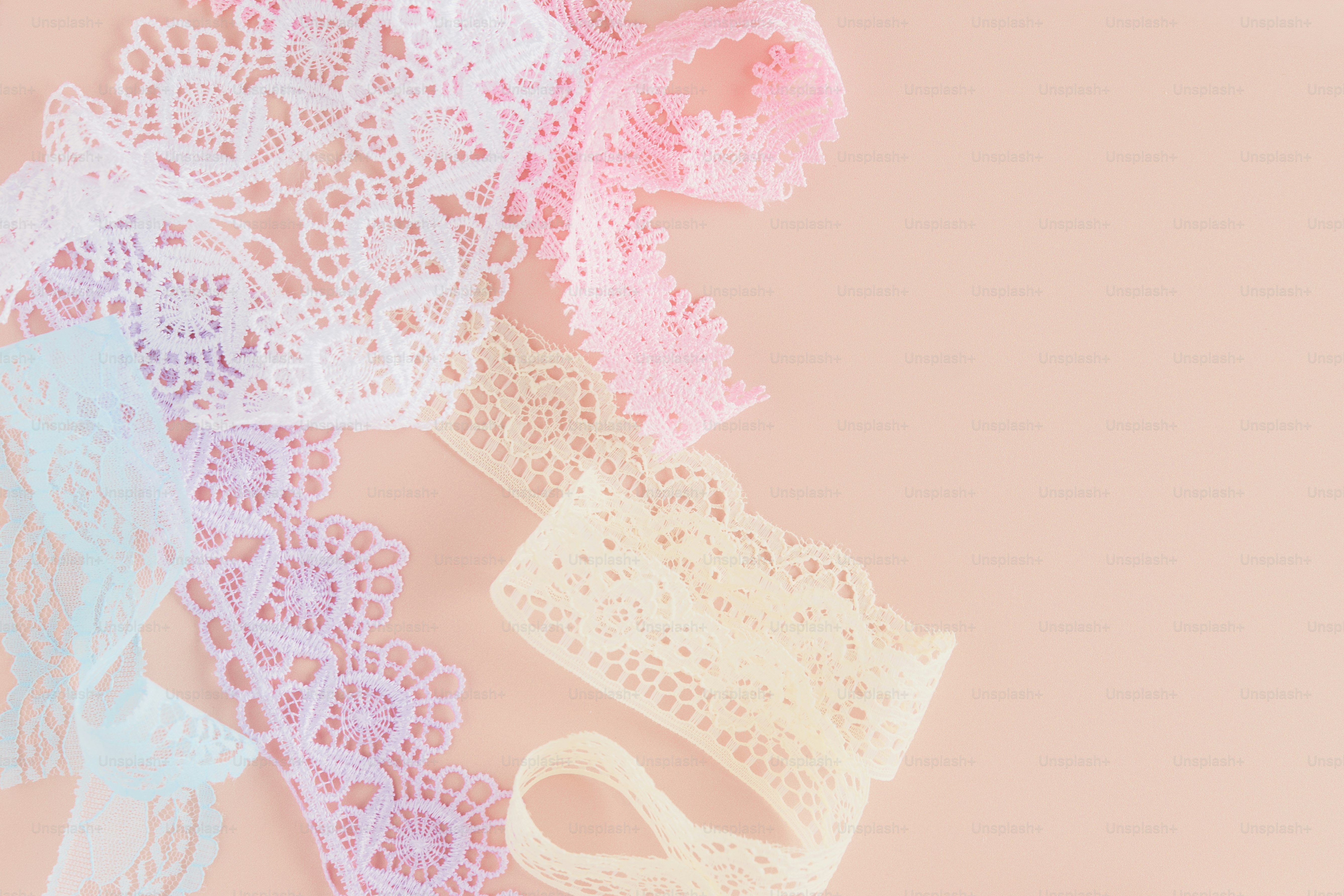 Des rubans en dentelle pastel sur un fond pêche doux