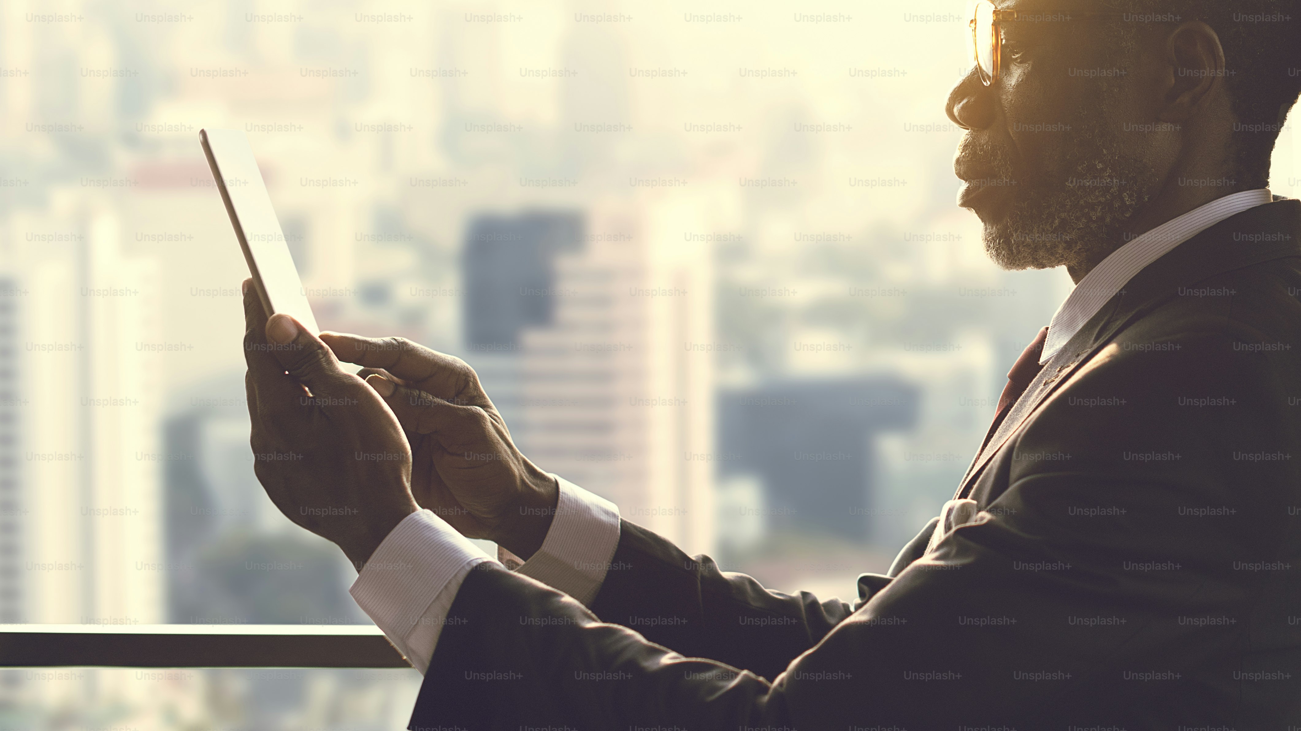 Empresário Africano usando conceito de tablet digital