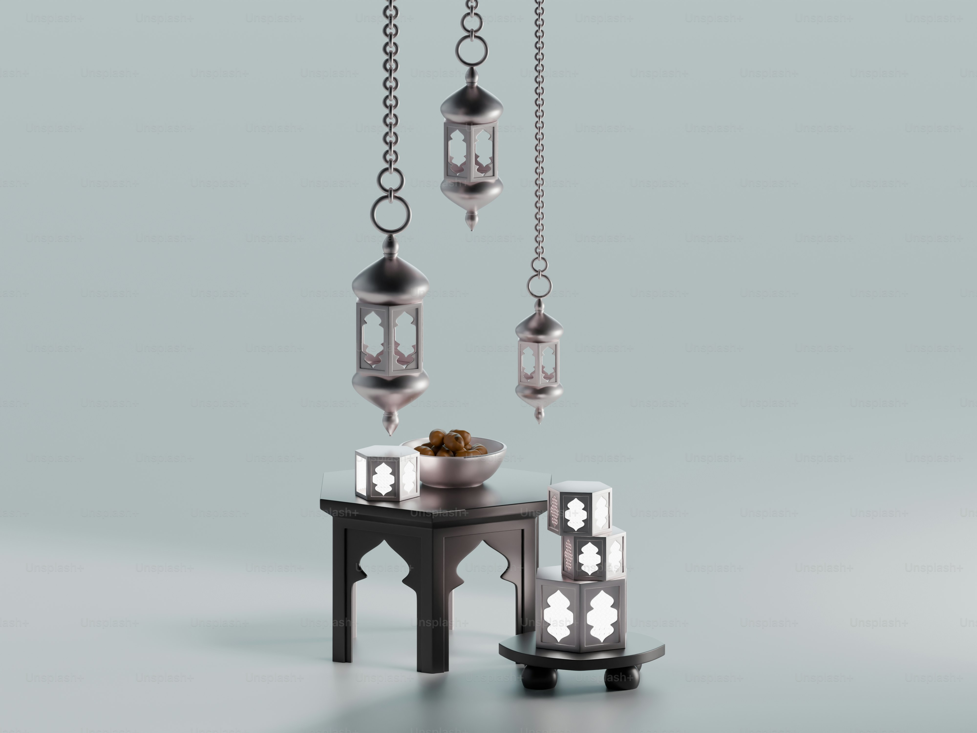 Des lanternes ornées sont suspendues au-dessus d’une table avec des dattes et des bougies.