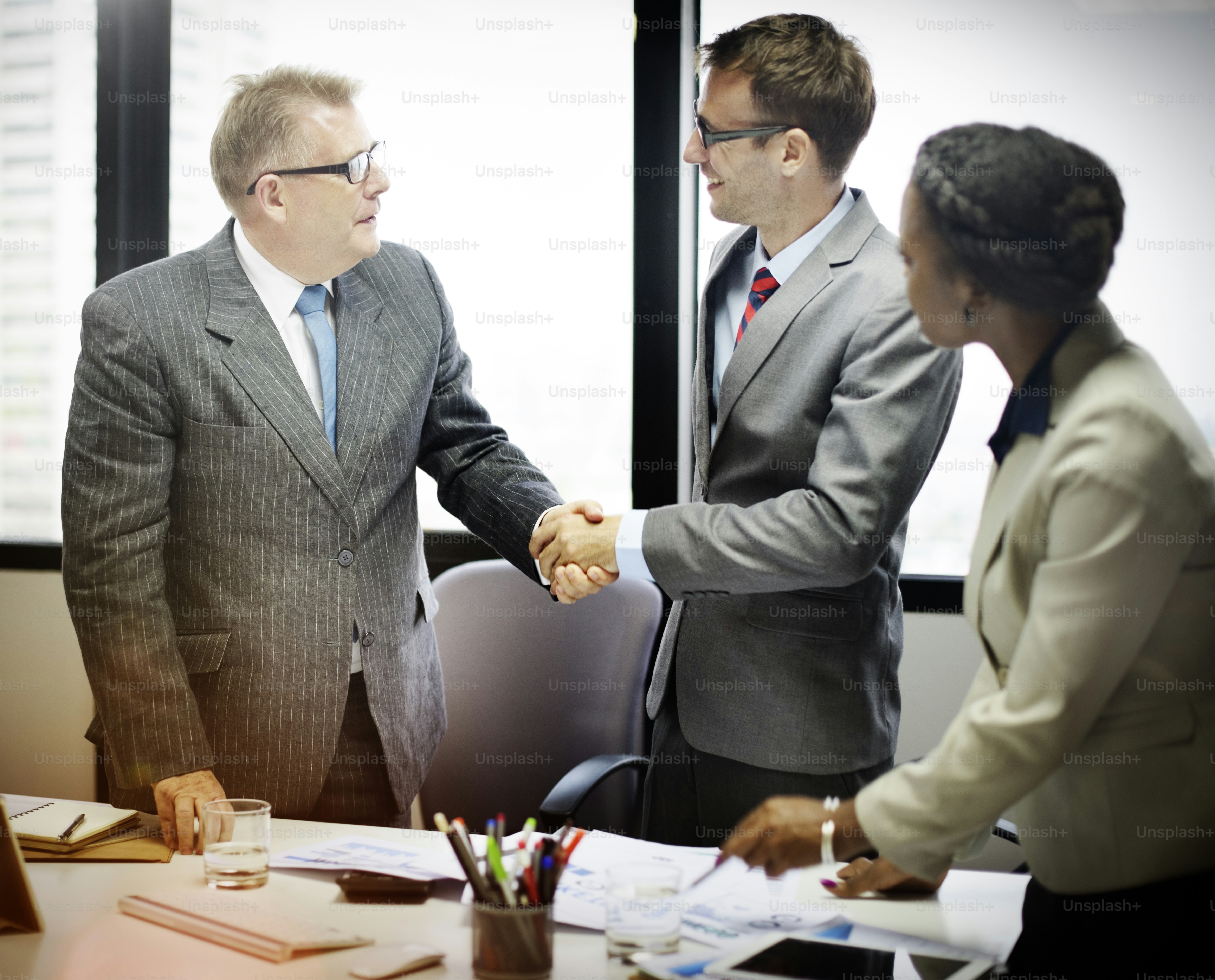 Concepto de acuerdo de saludo con apretón de manos para empresarios
