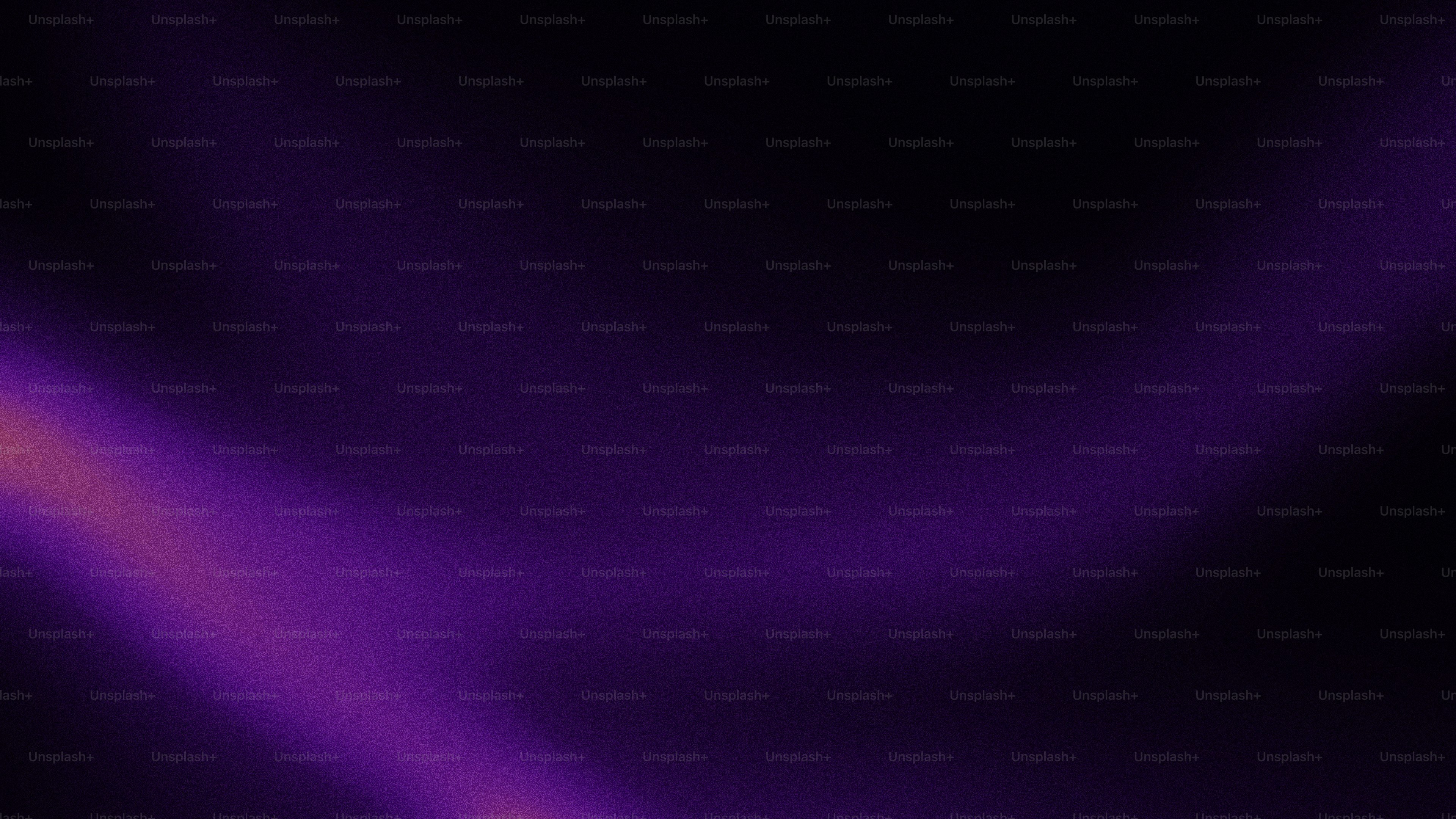 Fond sombre avec des stries claires violettes.