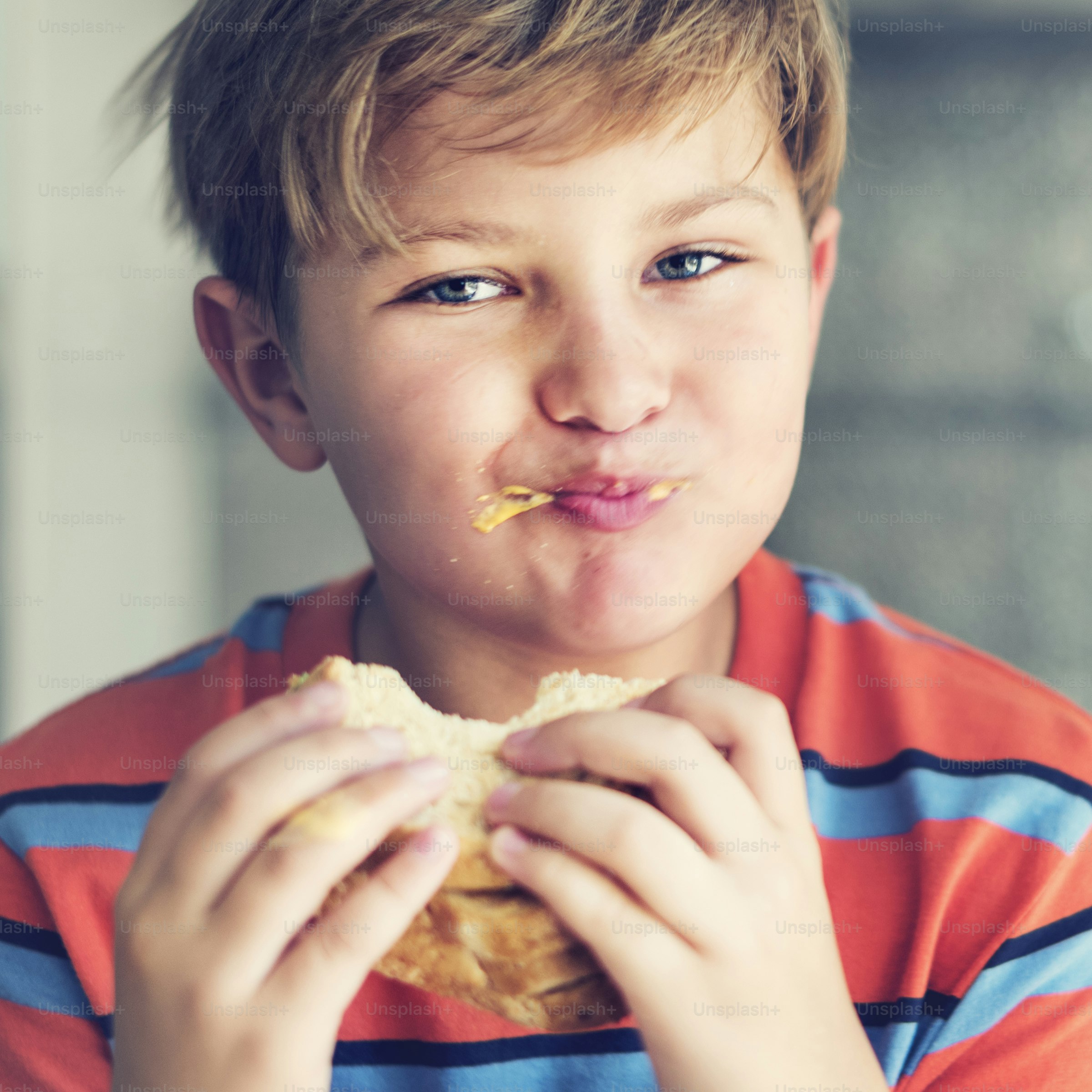 Concetto di panino con pane maschio bambino e bambino per mangiare affamati