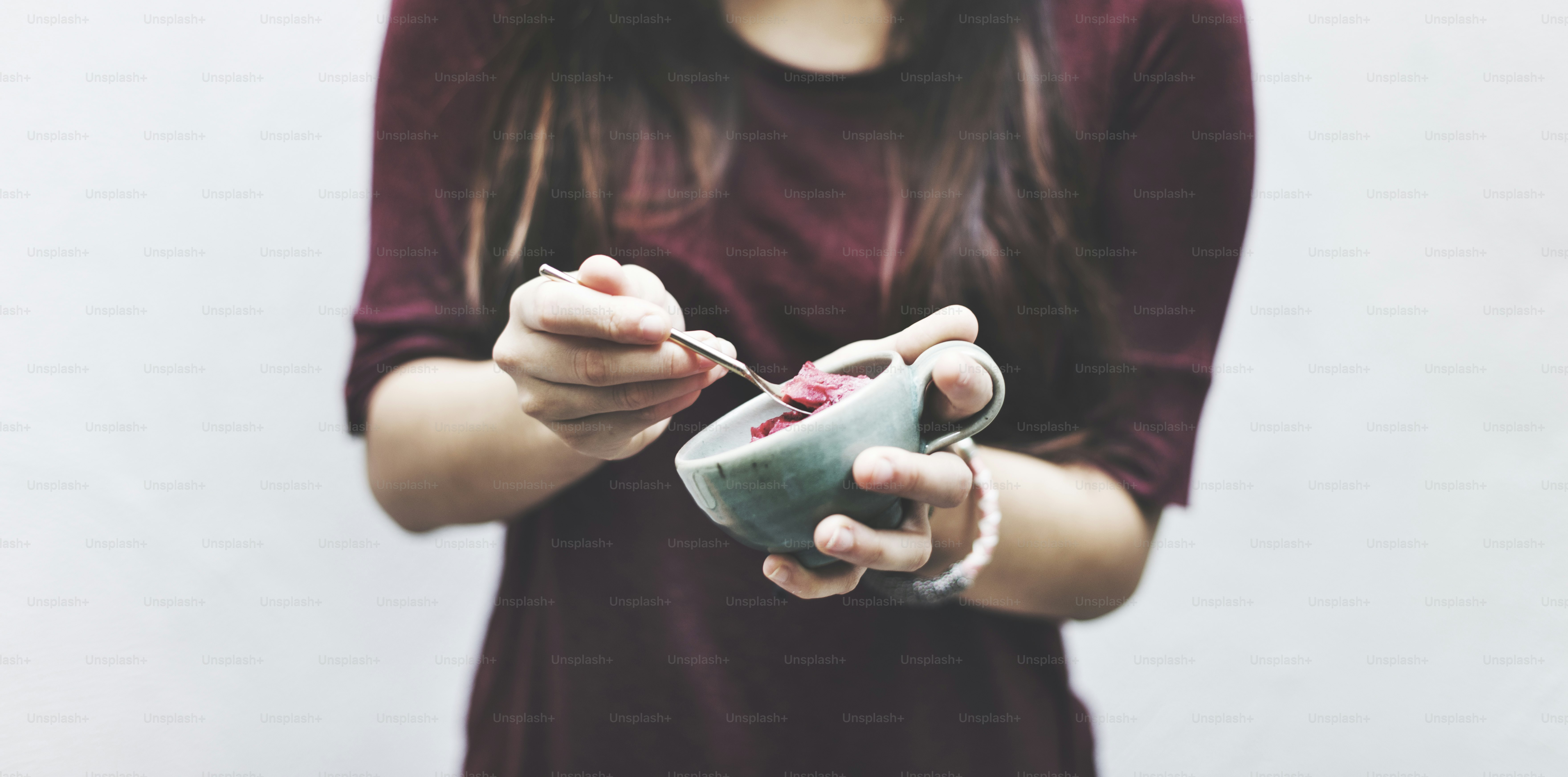 여성 아이스크림 소르베 셔벗 단콤하고 새콤한 디저트 컨셉