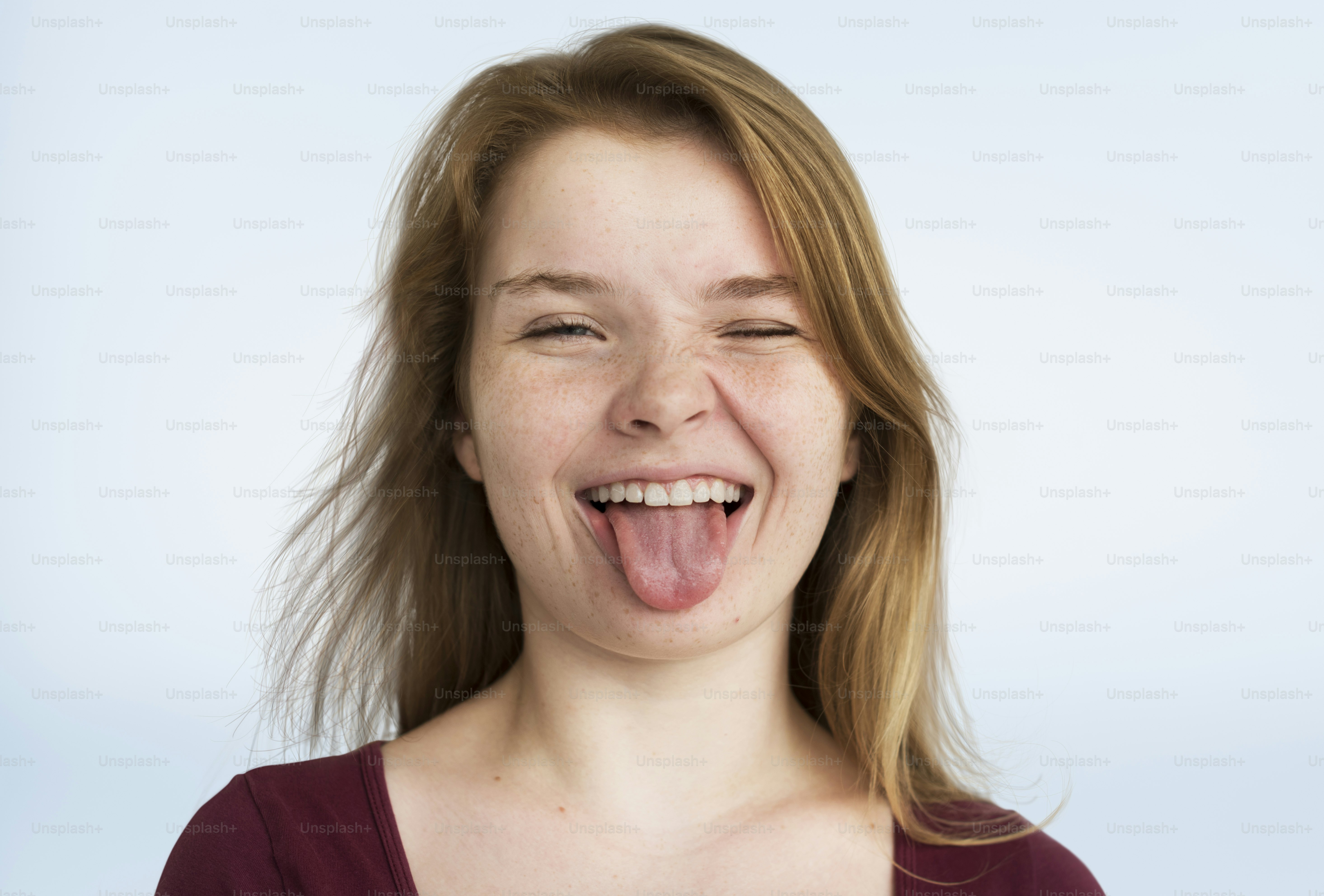 Expresión facial femenina Concepto travieso y juguetón