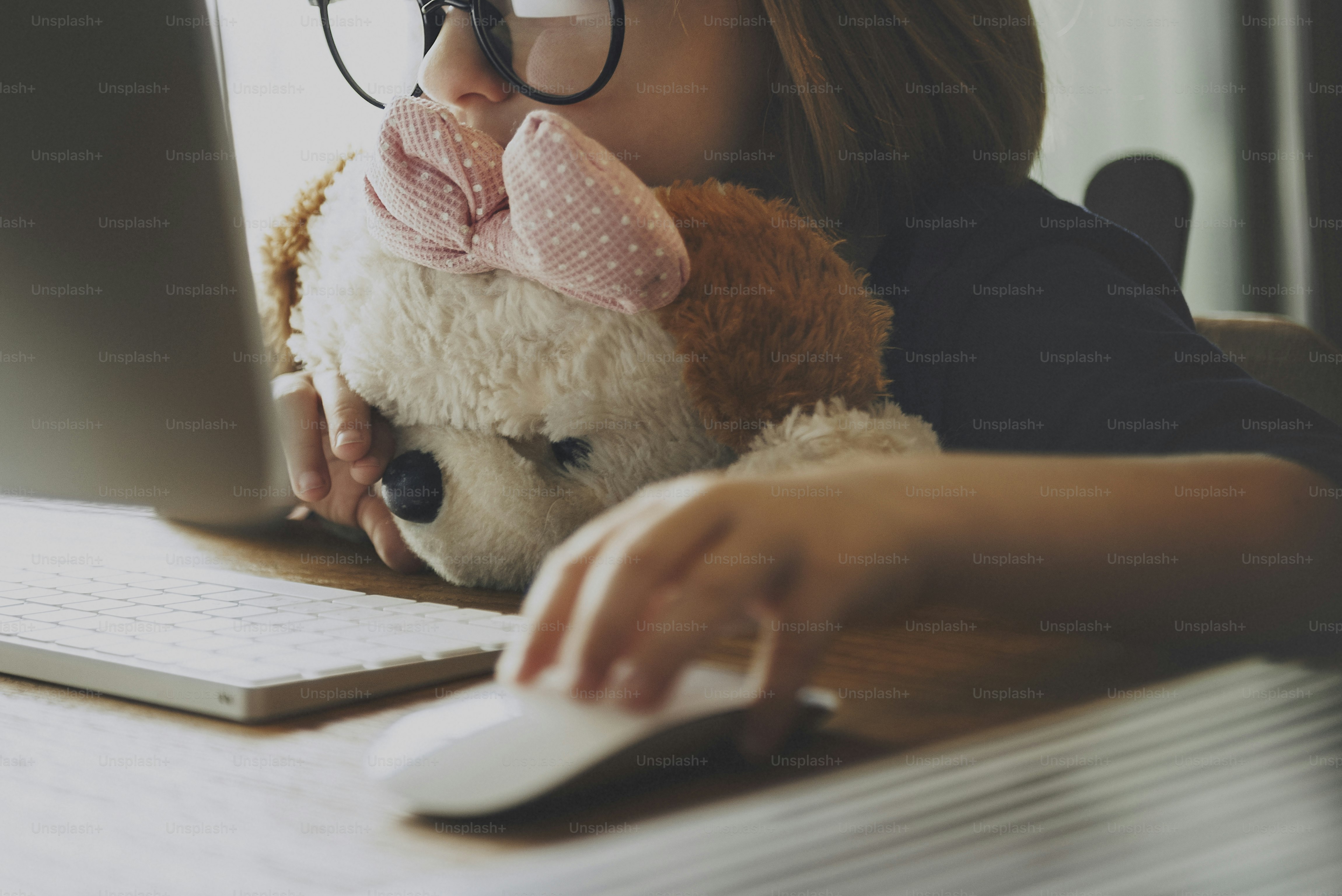 コンピューターを使った女性のつながり