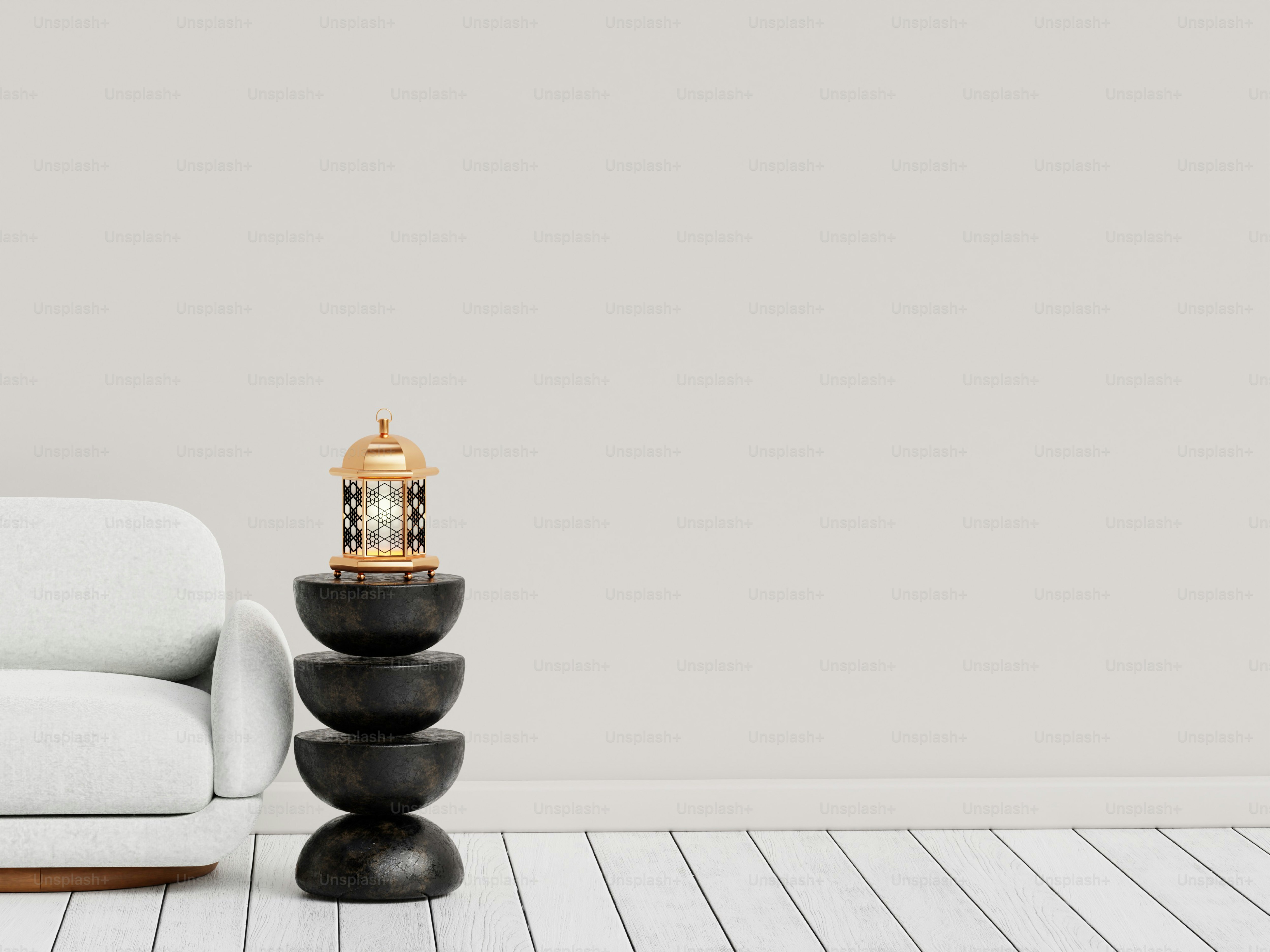 흰색 소파와 장식용 랜턴이 있는 현대적인 거실.