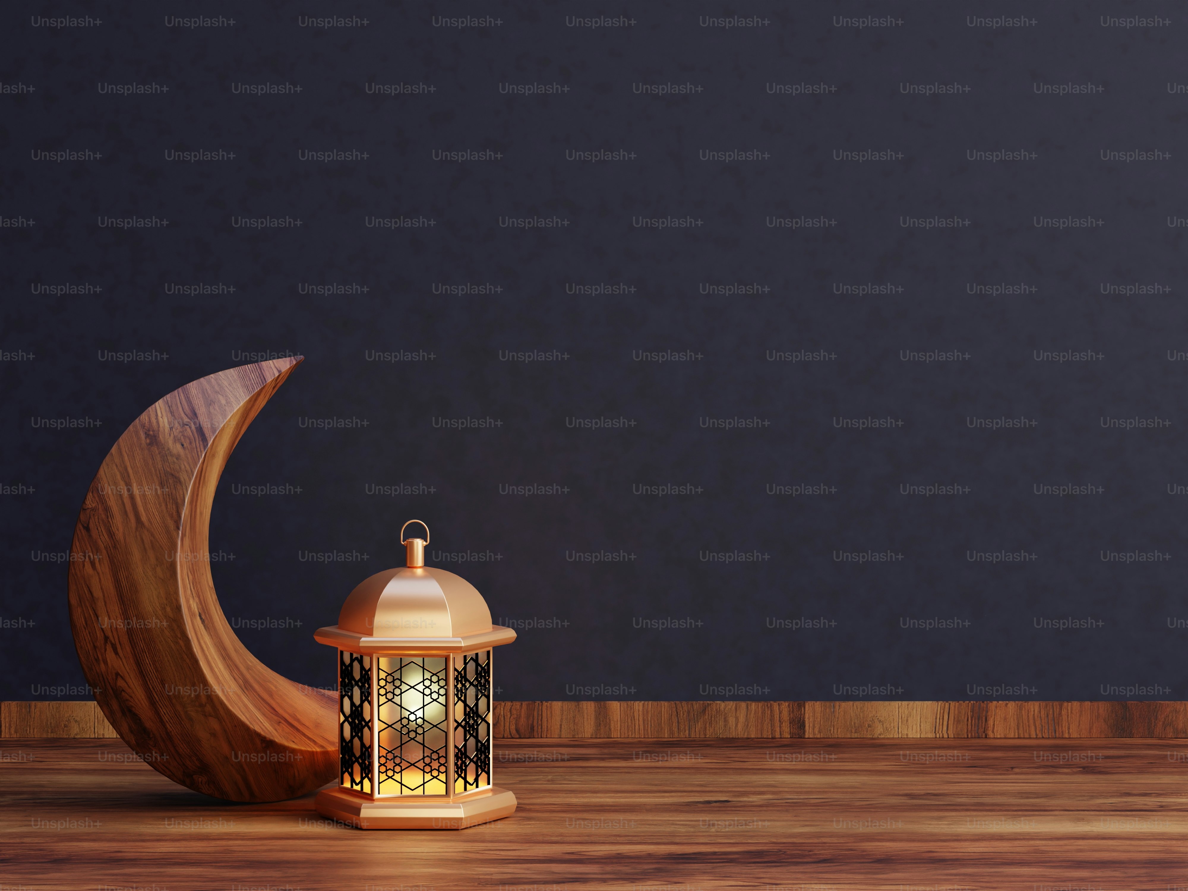 초승달과 나무 표면 위의 등불