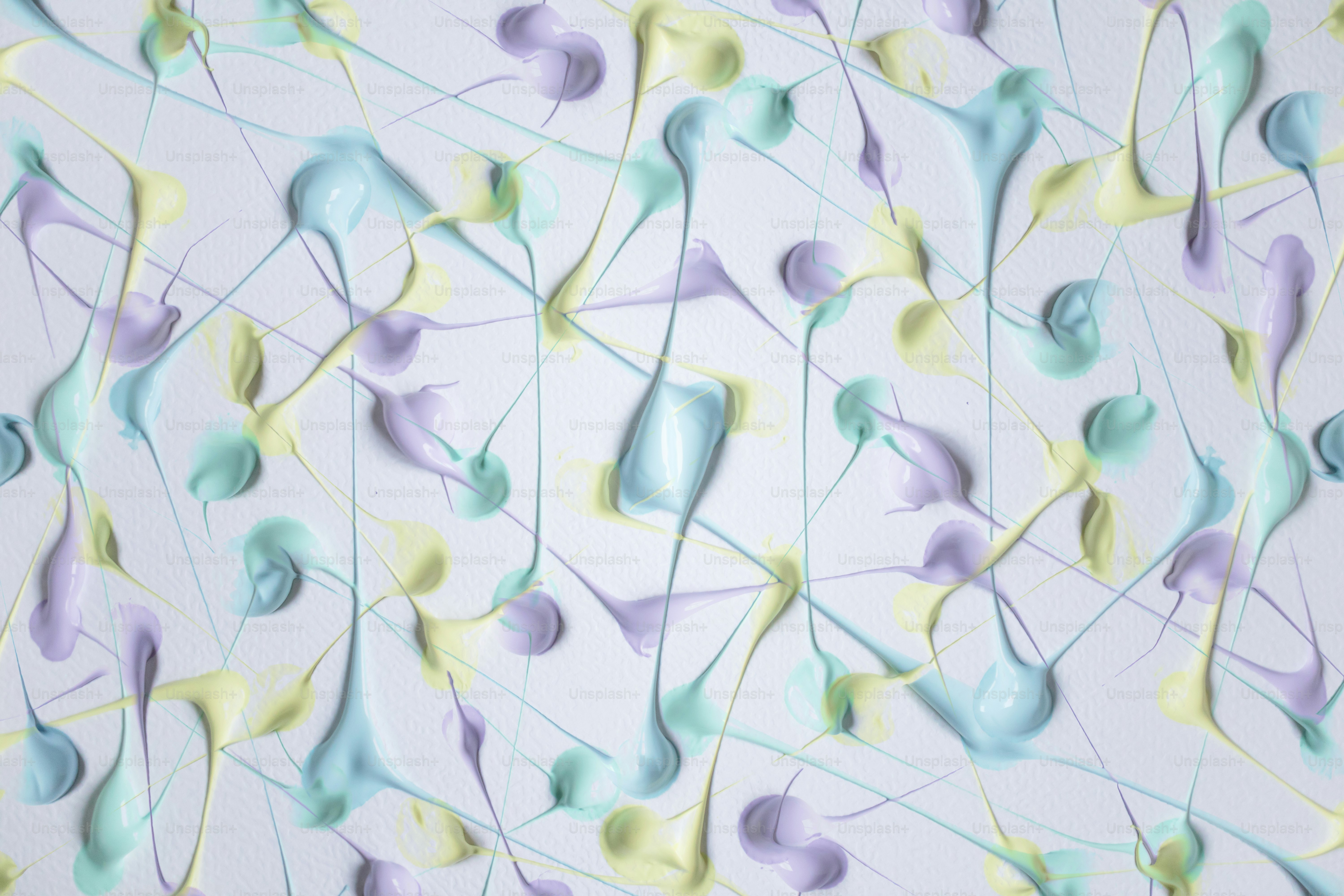La pintura abstracta de colores pastel salpica sobre un fondo blanco