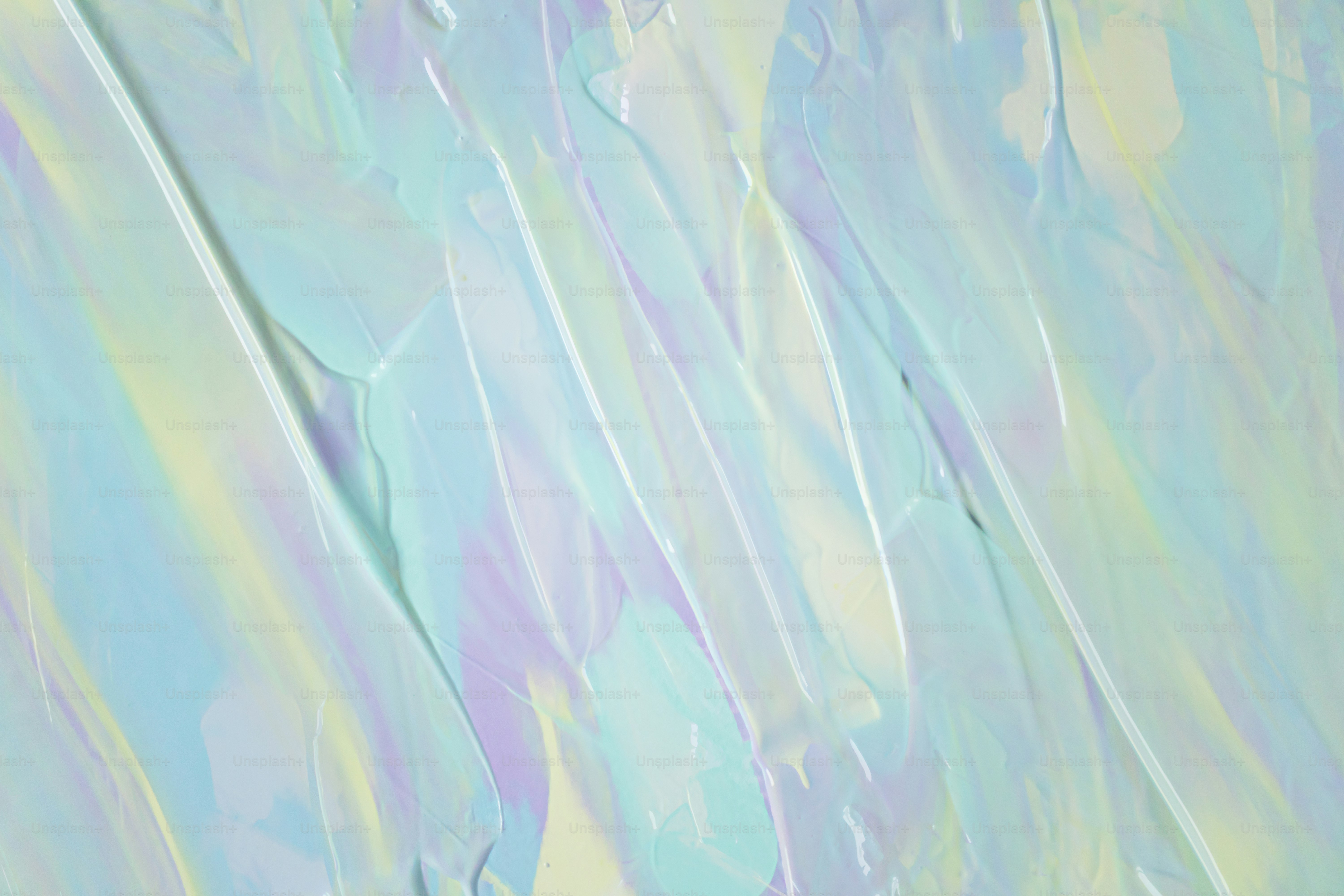 Pinceladas abstractas en pastel con brillo iridiscente