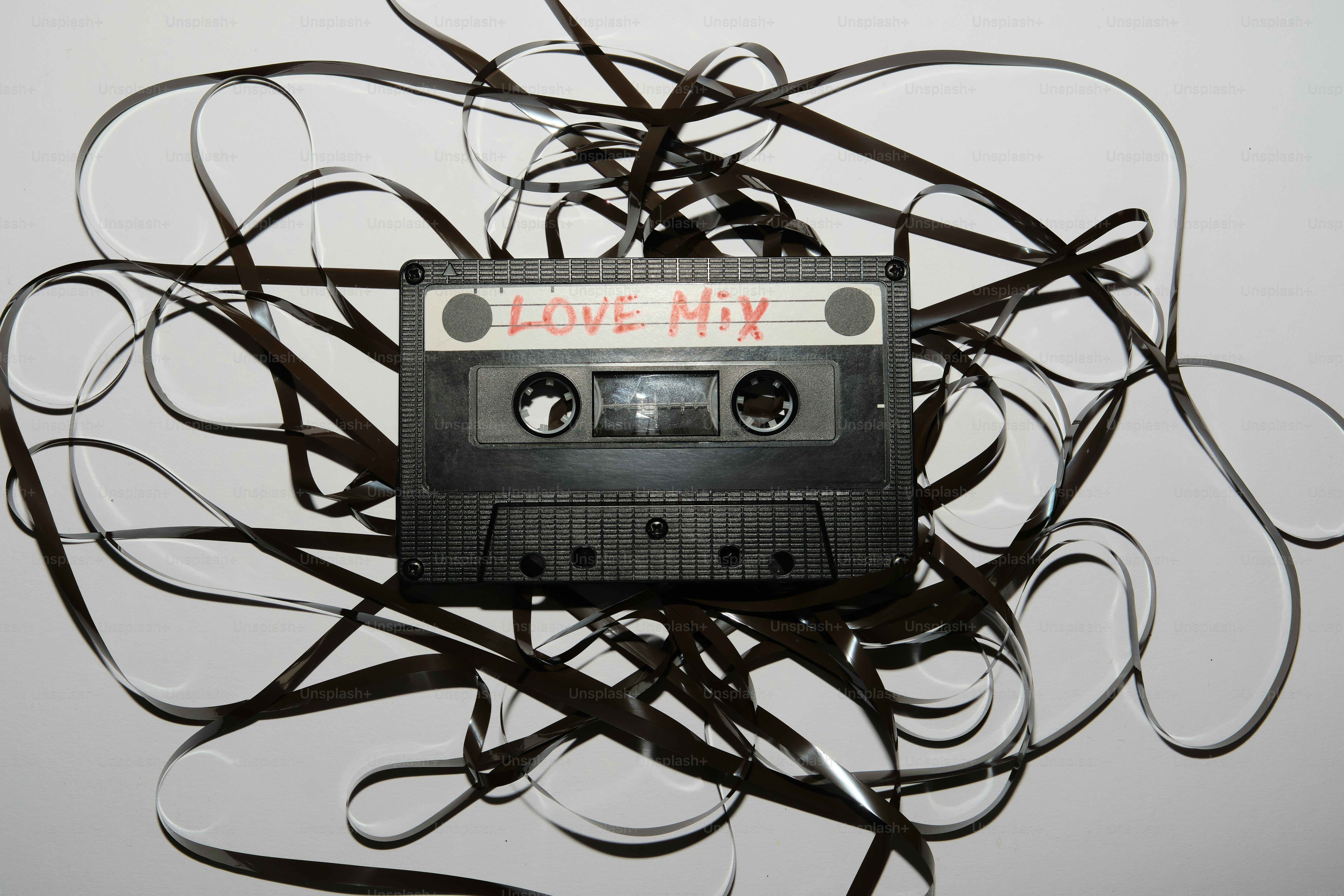 Eine Kassette mit verheddertem Band war darum gewickelt