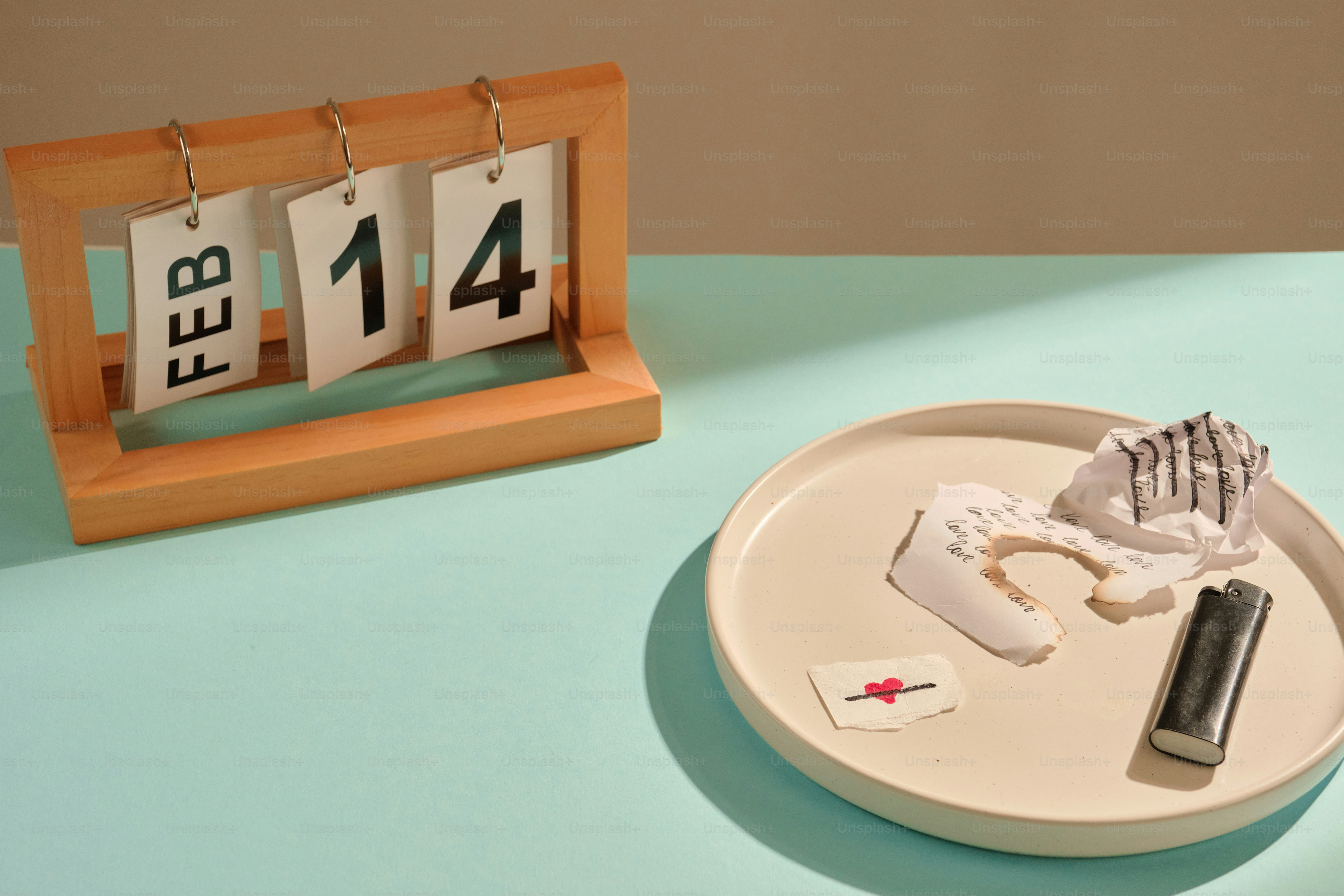 Valentinstagskalender mit gebrochenem Herzen und Feuerzeug