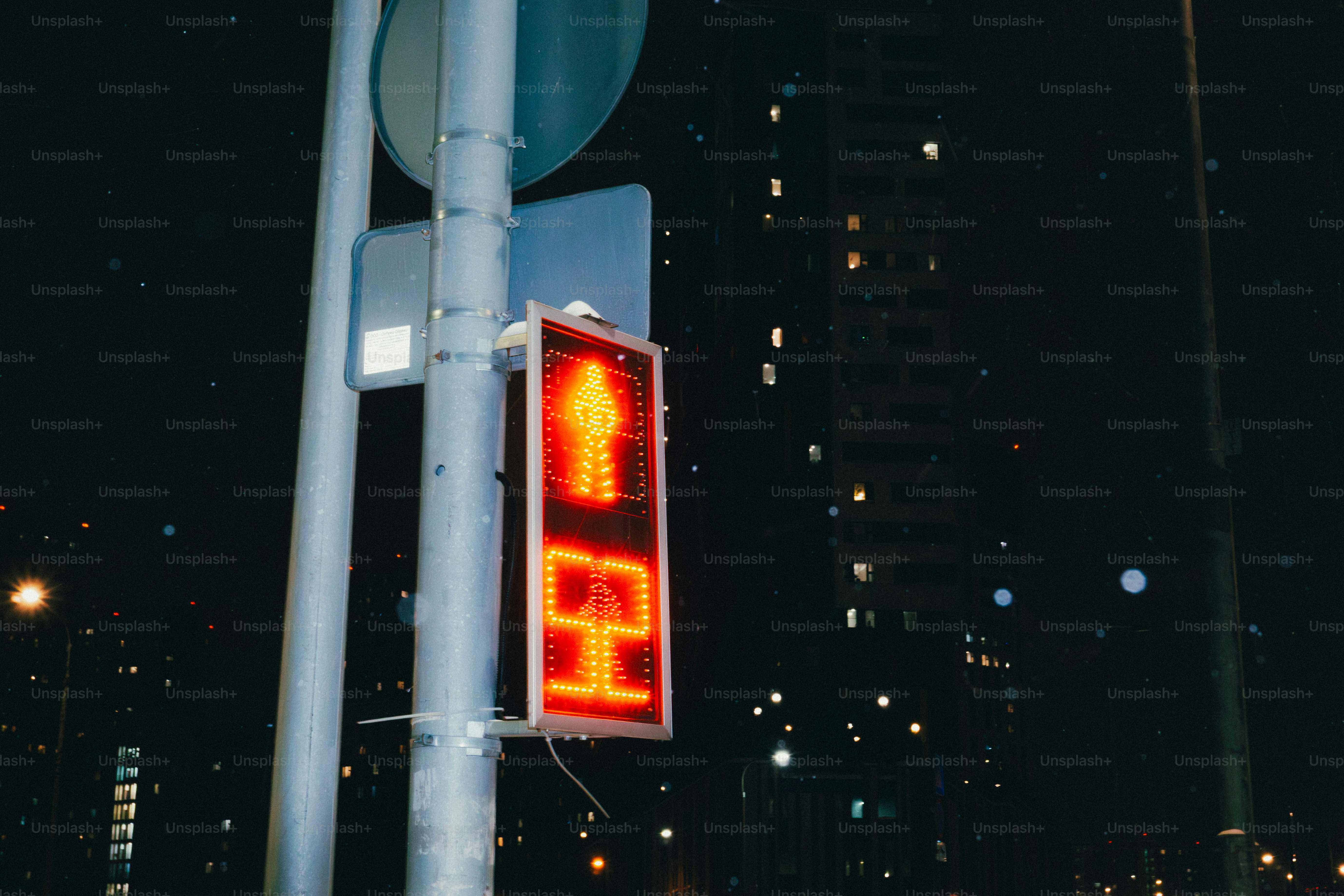 Ein rotes Fußgängersignal bei Nacht