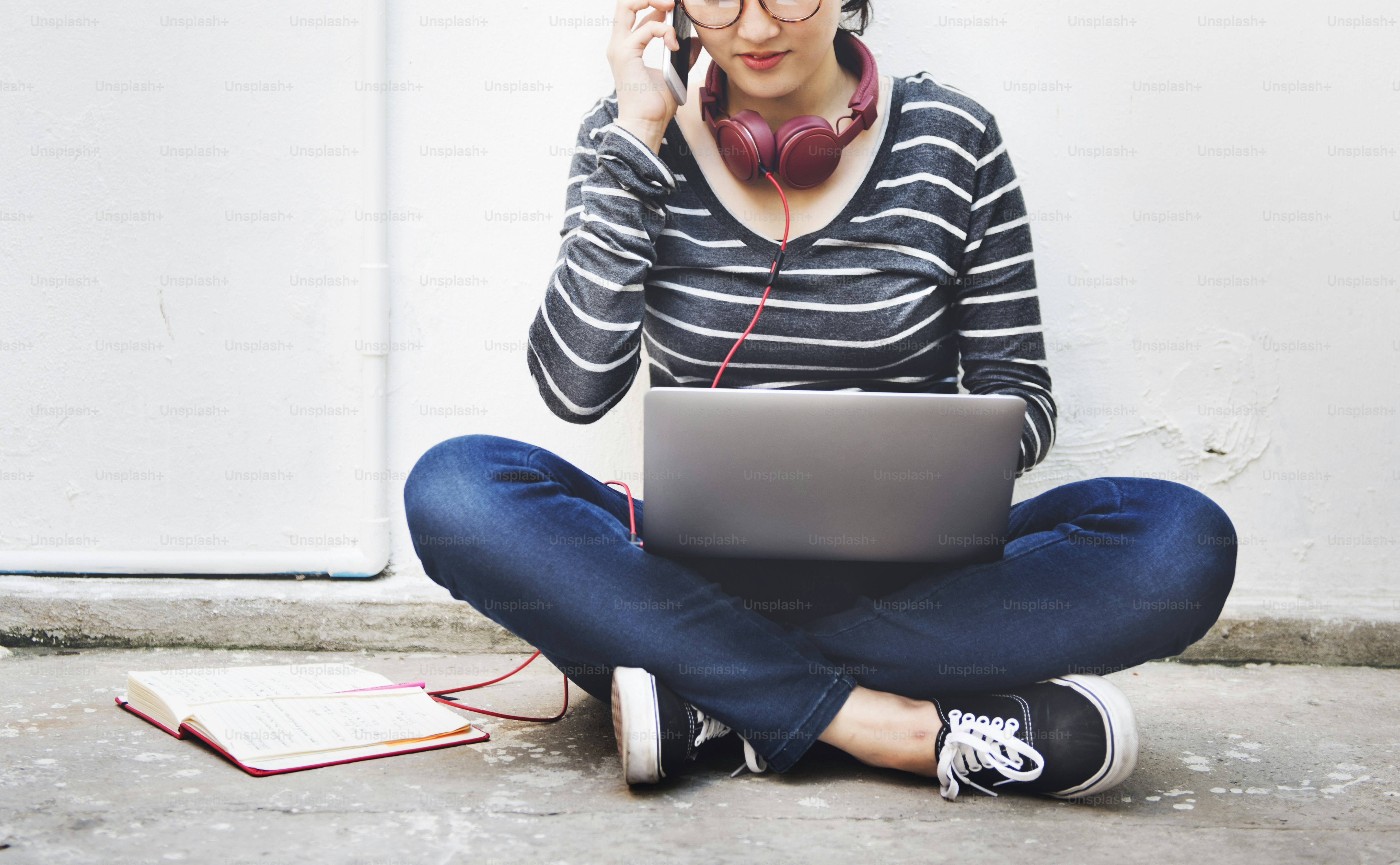 Laptop Wanita Mencari Konsep Teknologi Koneksi Penelitian