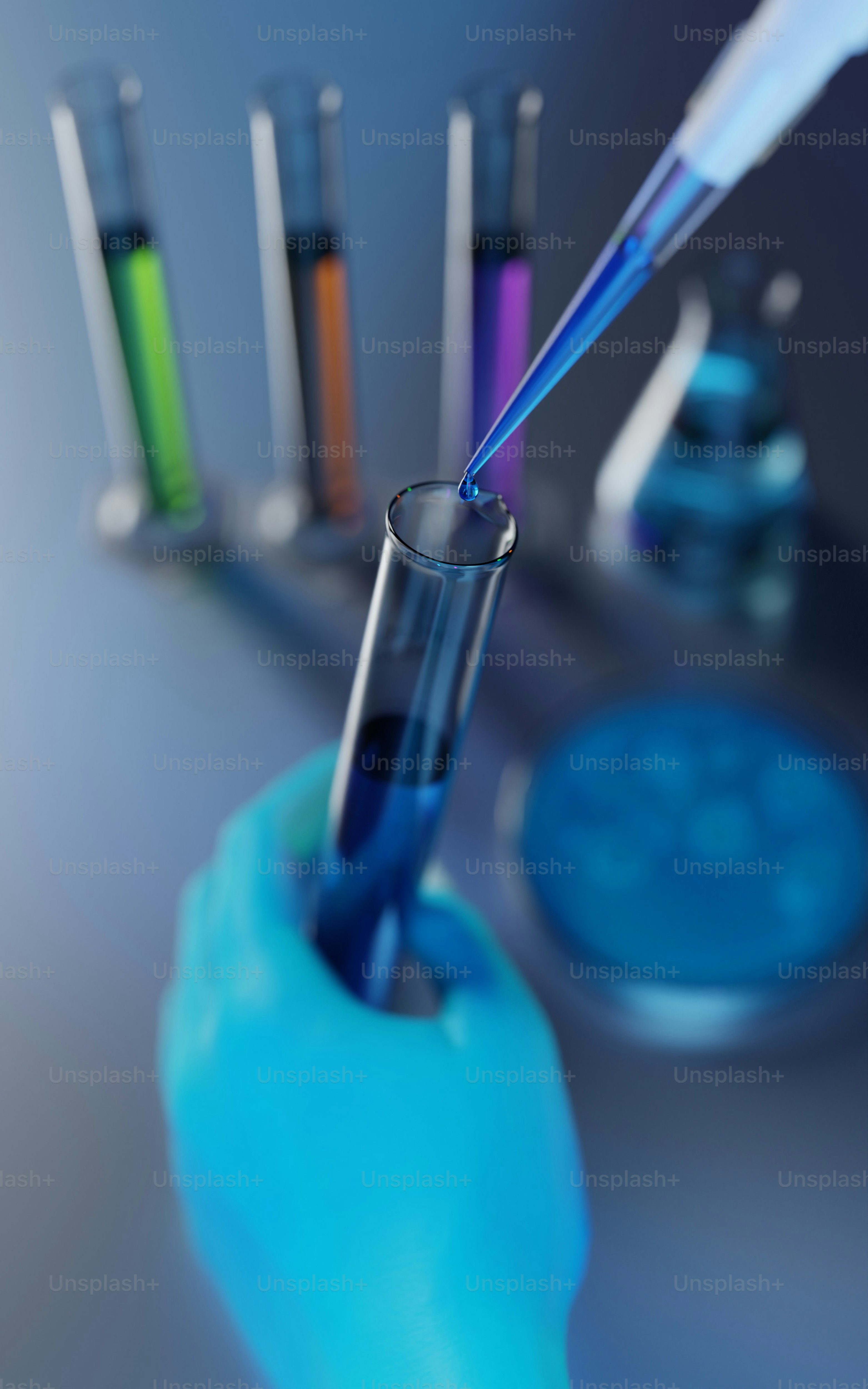 Un scientifique ajoutant du liquide bleu dans un tube à essai avec une pipette.