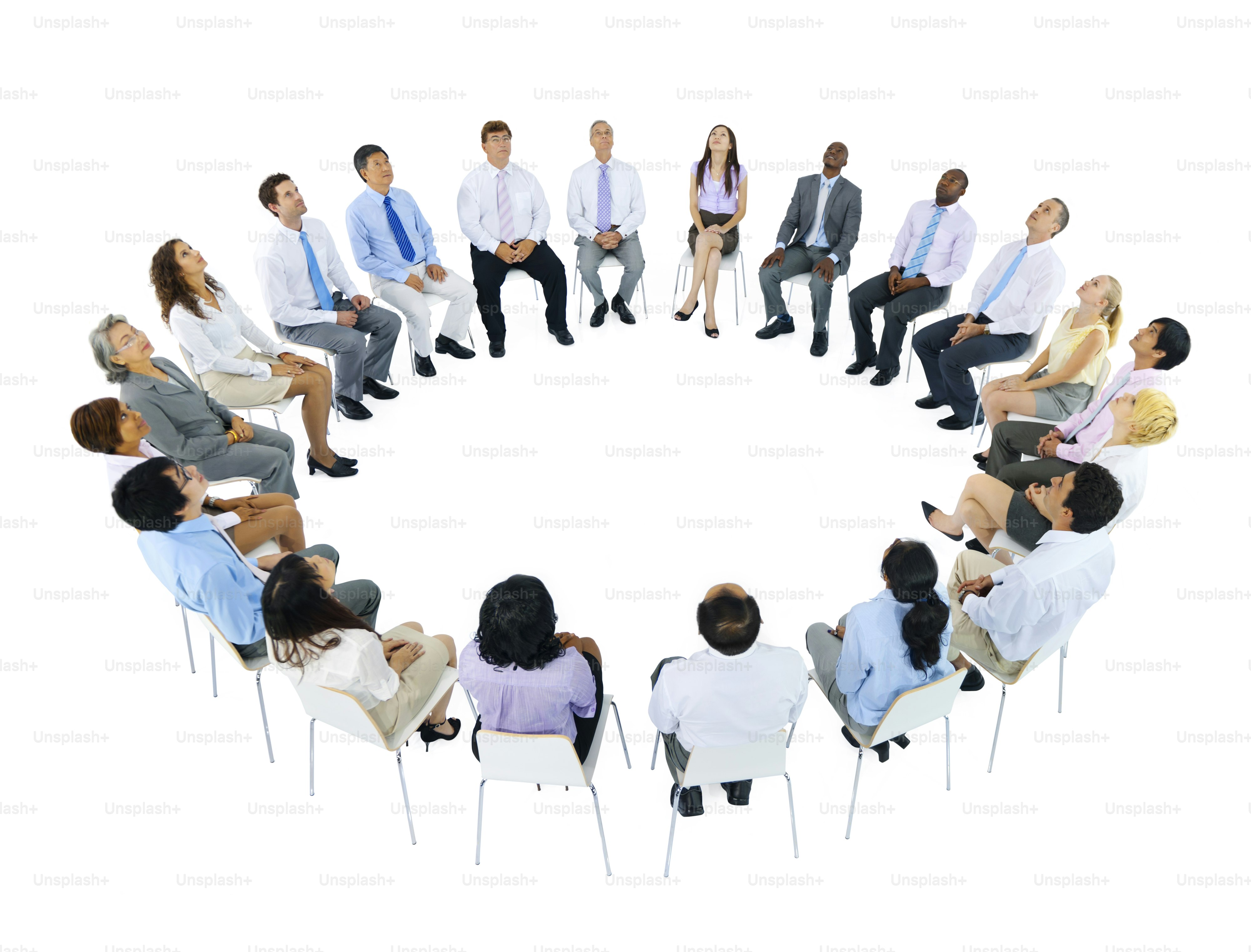 白の上に孤立した円の中の人々の集団