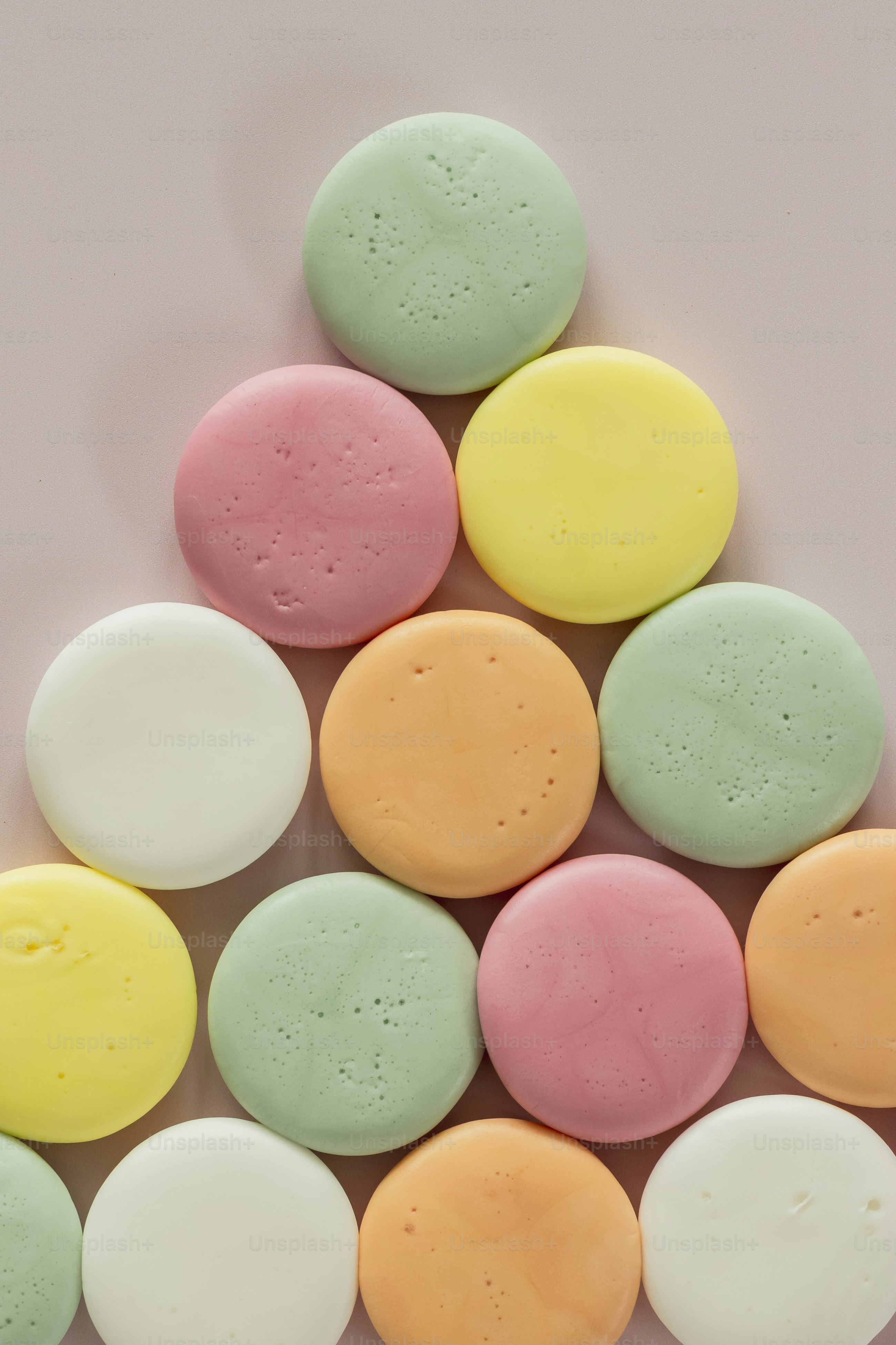 피라미드 모양으로 배열된 다채로운 마카롱들