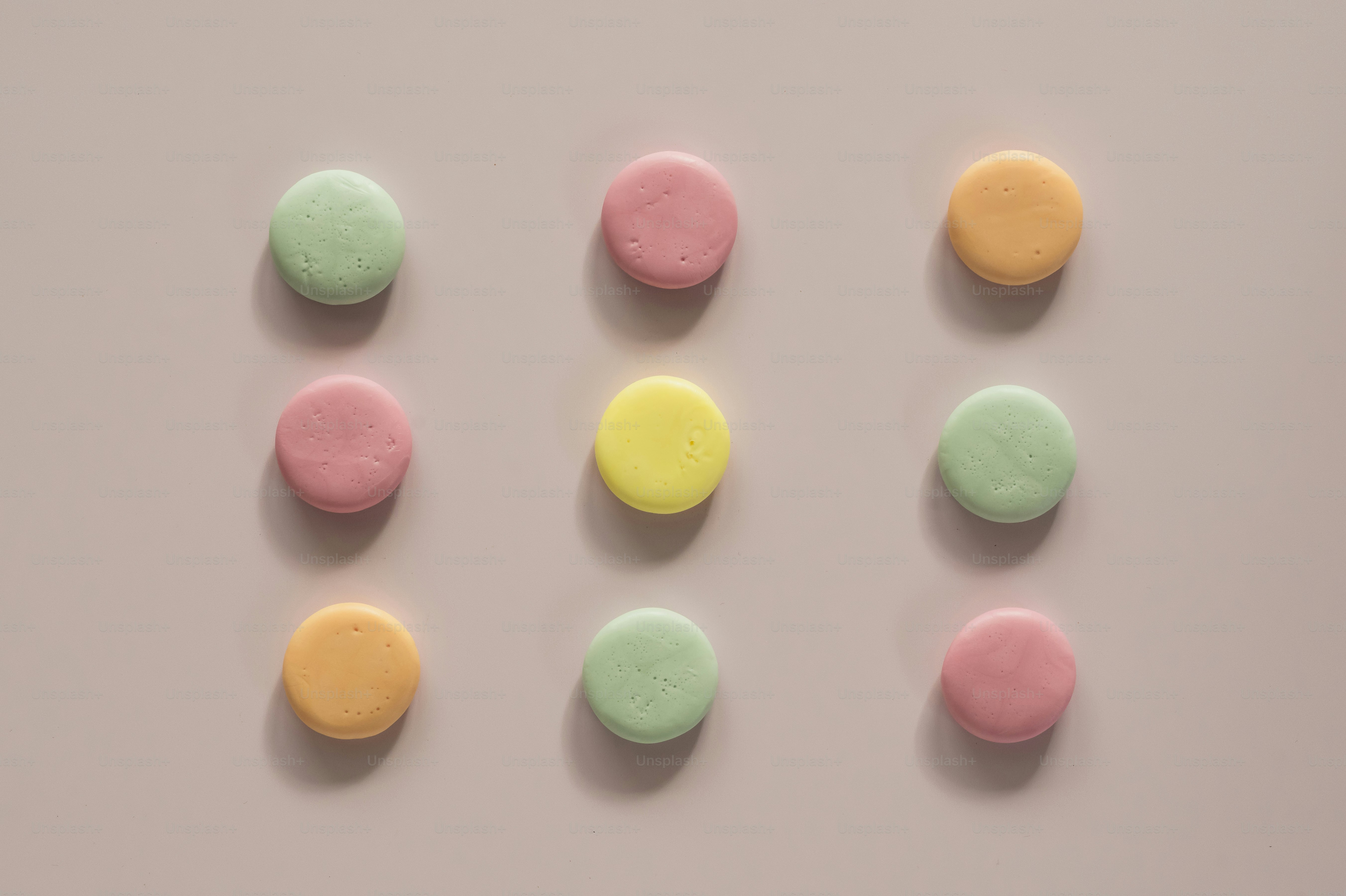 격자형으로 배열된 아홉 개의 파스텔 사탕