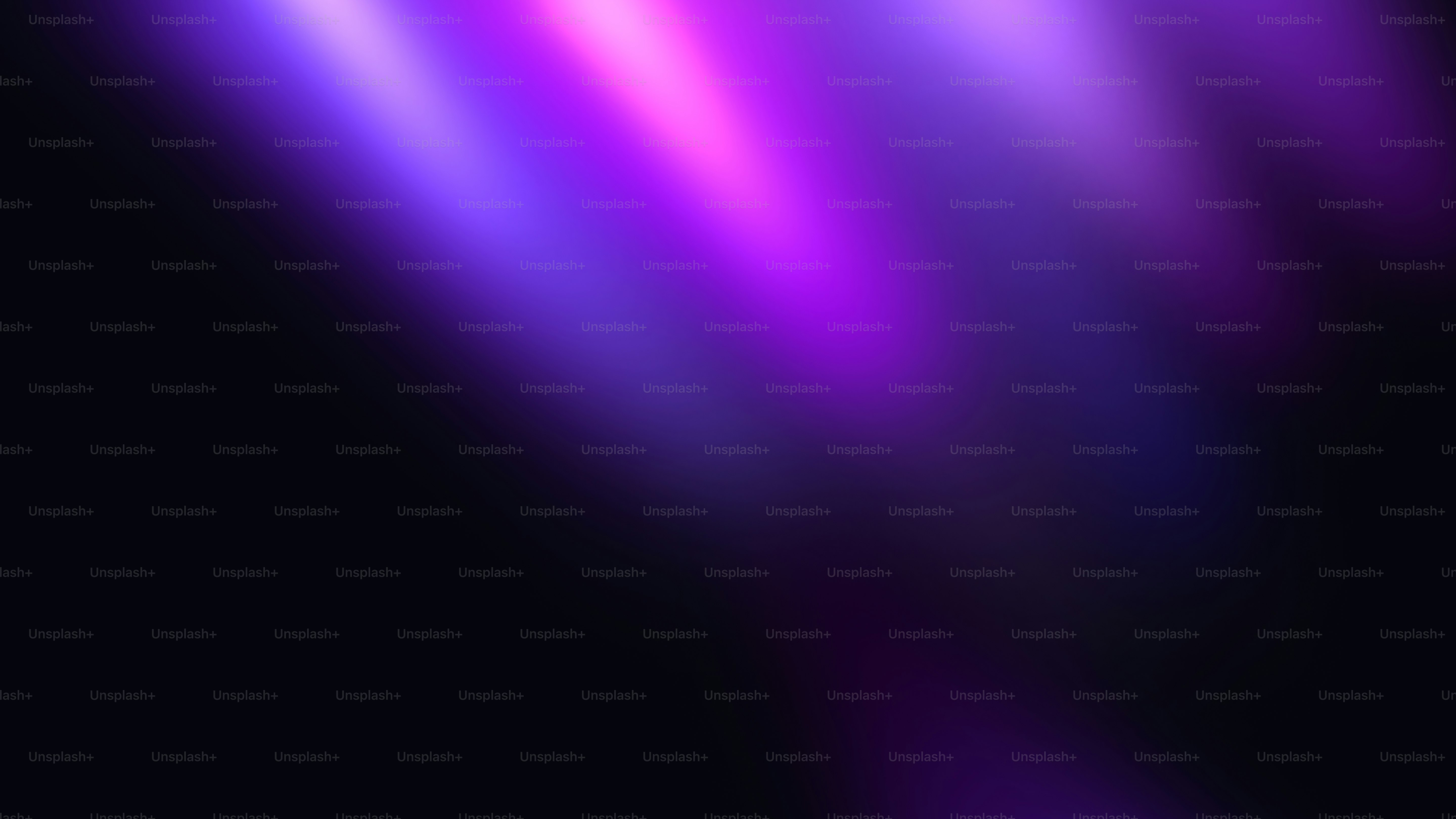 Stries claires violettes et roses sur fond noir