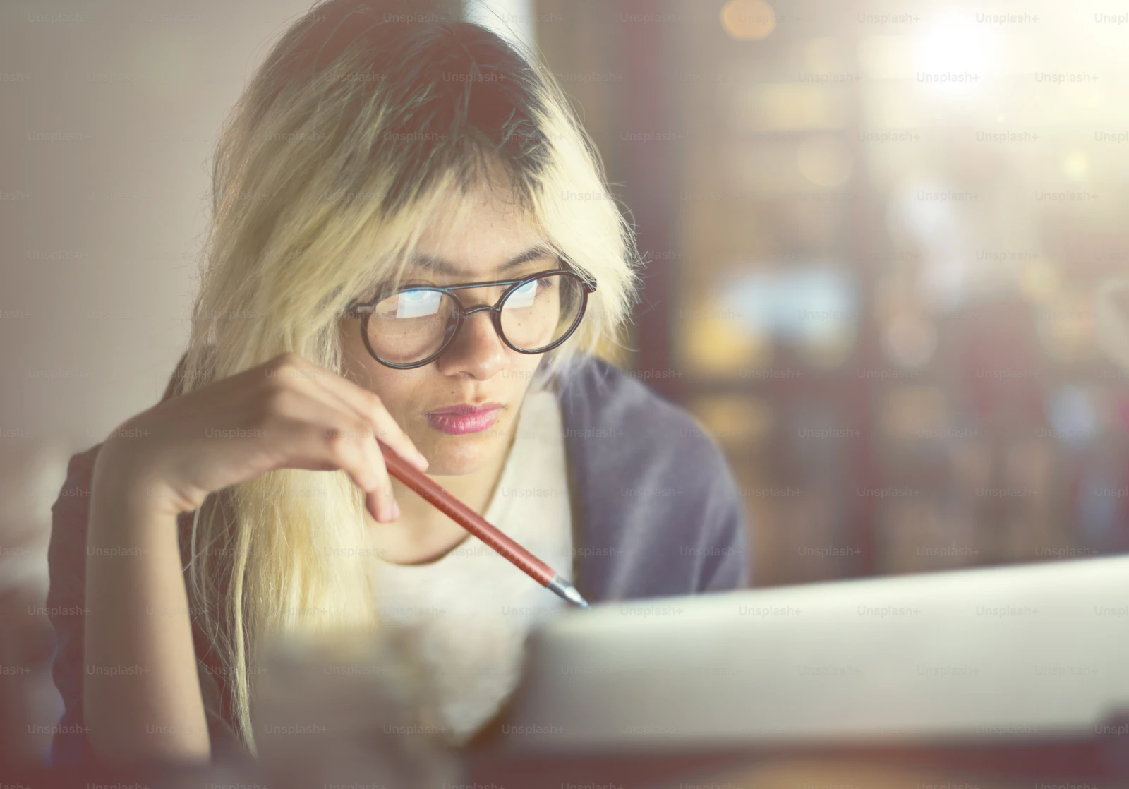 Professionnelle travaillant sur ordinateur portable pour illustrer différents profils d'usage SEO