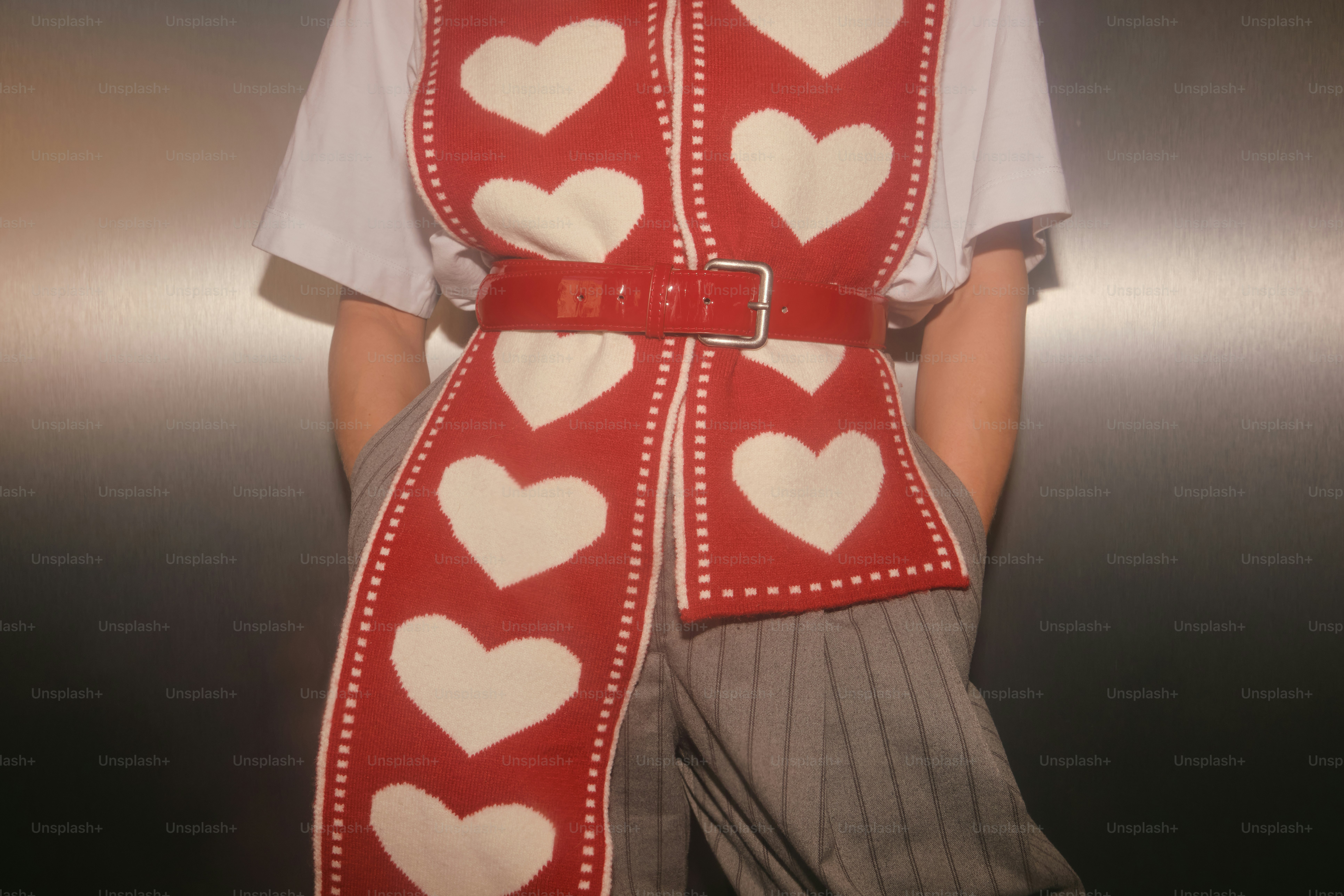 Rote Weste mit weißen Herzen und einem Gürtel