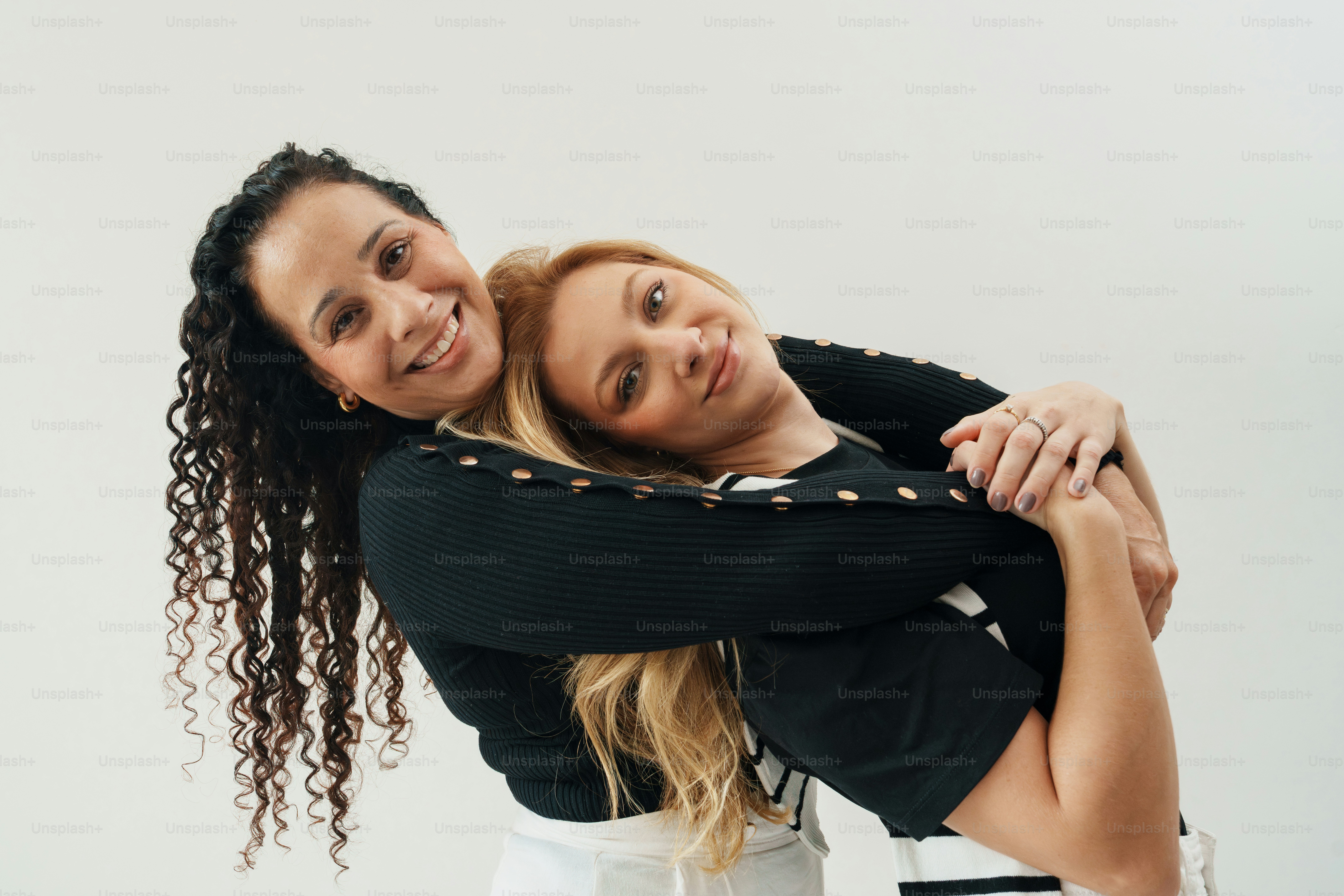 A woman hugs a young girl with a smile photo – Woman Image on Unsplash