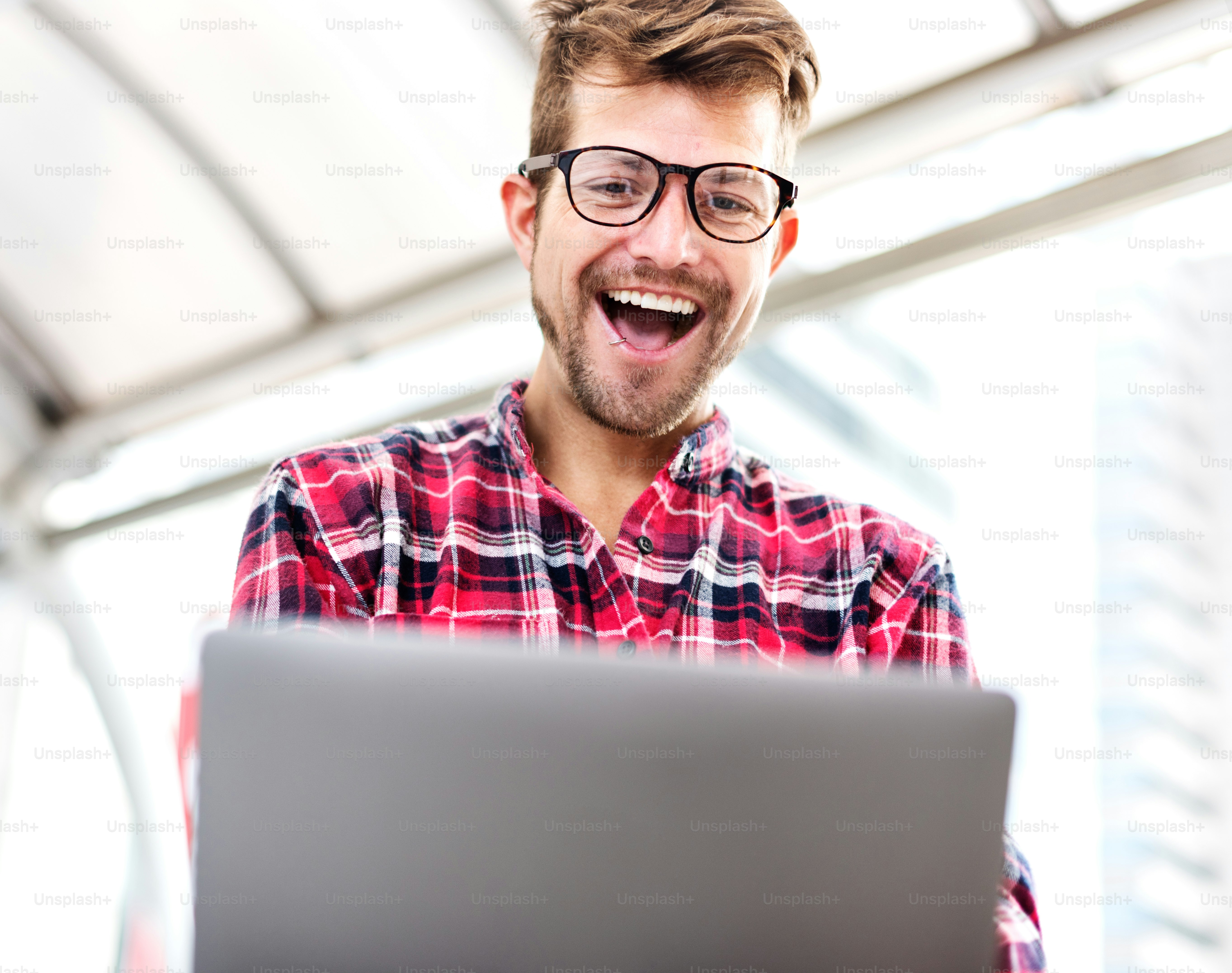 Jeune homme utilisant le concept de navigation sur smartphone