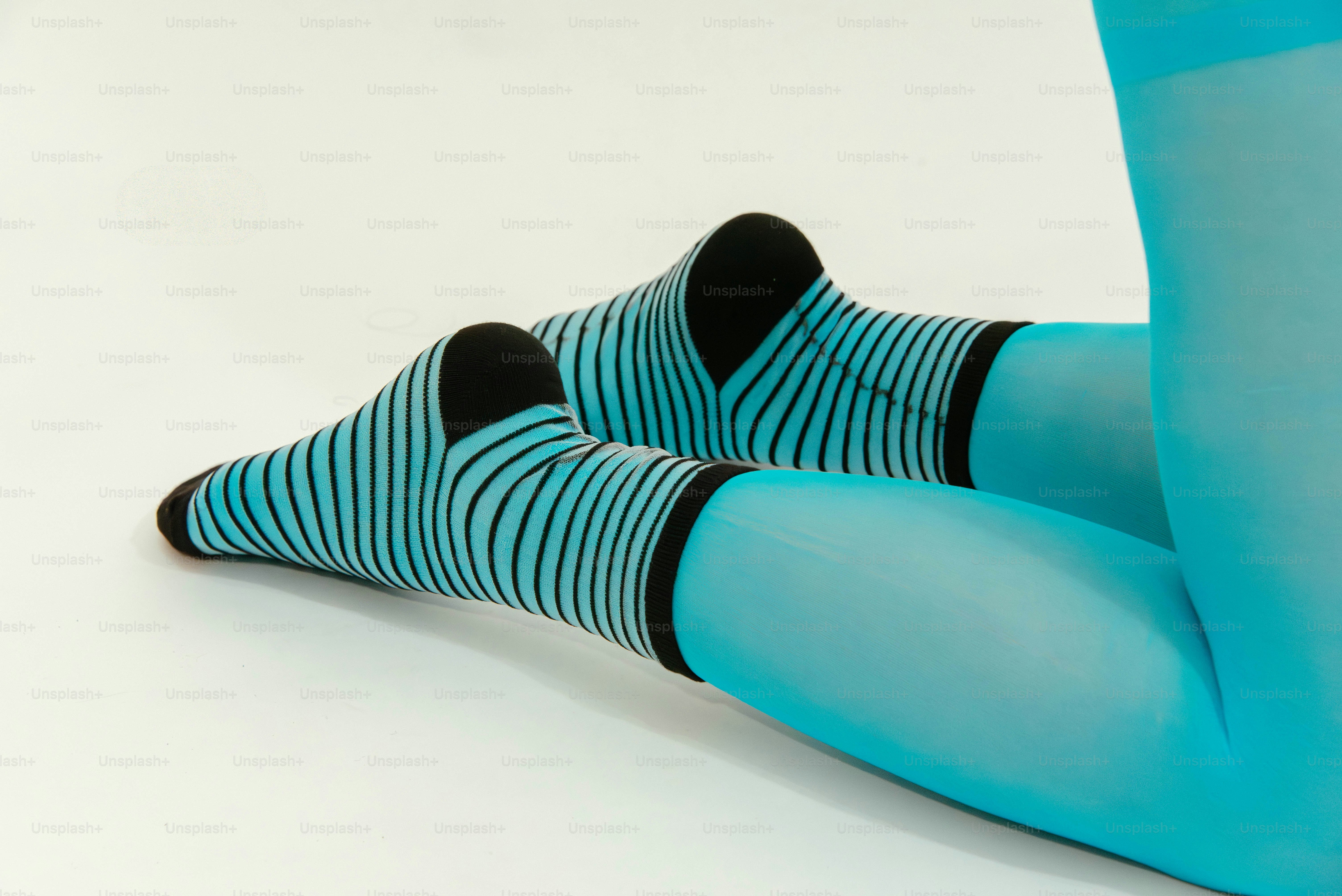 Collants bleus et chaussettes rayées sur fond blanc