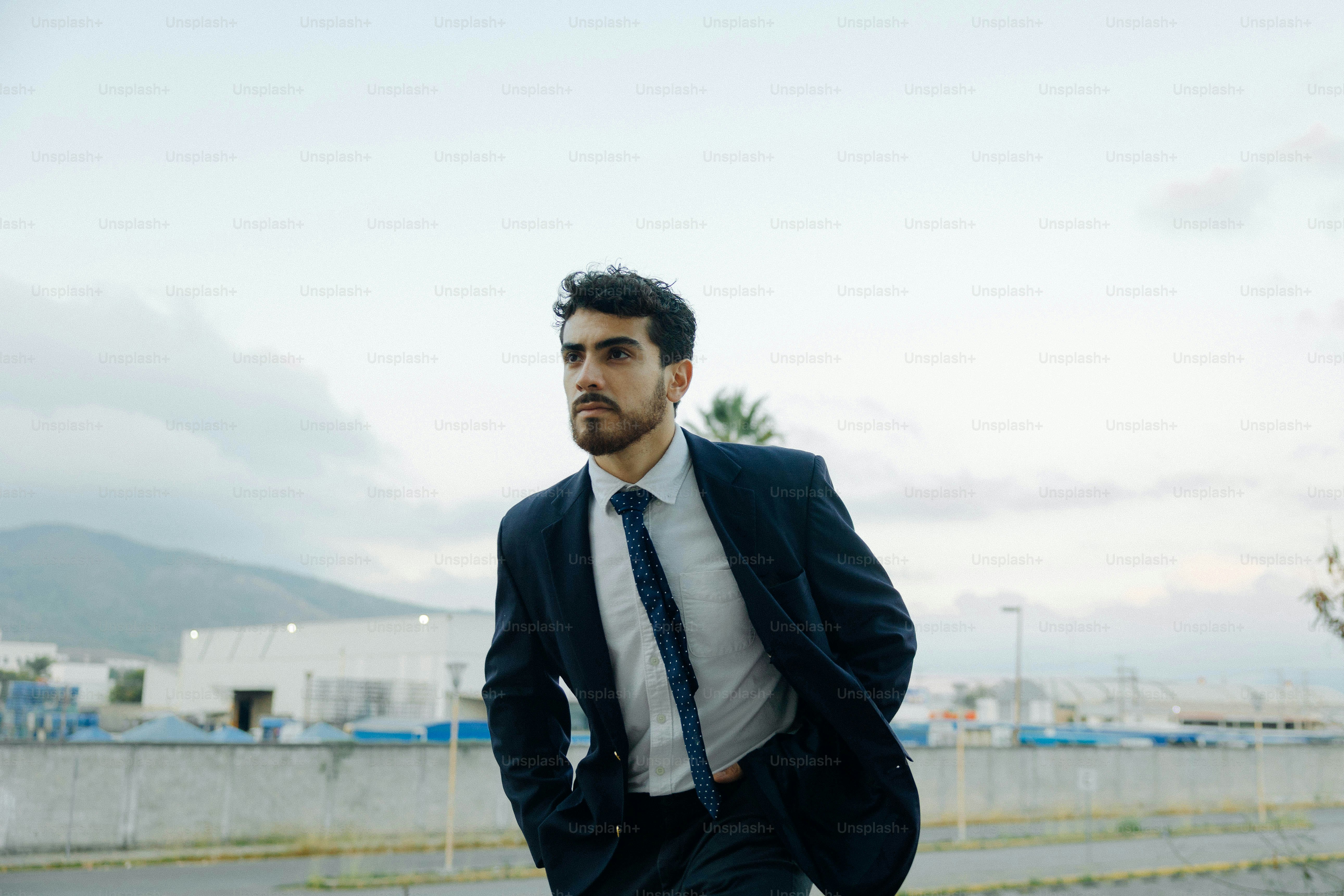 Un hombre con traje caminando al aire libre foto – Imagen de Finanzas ...