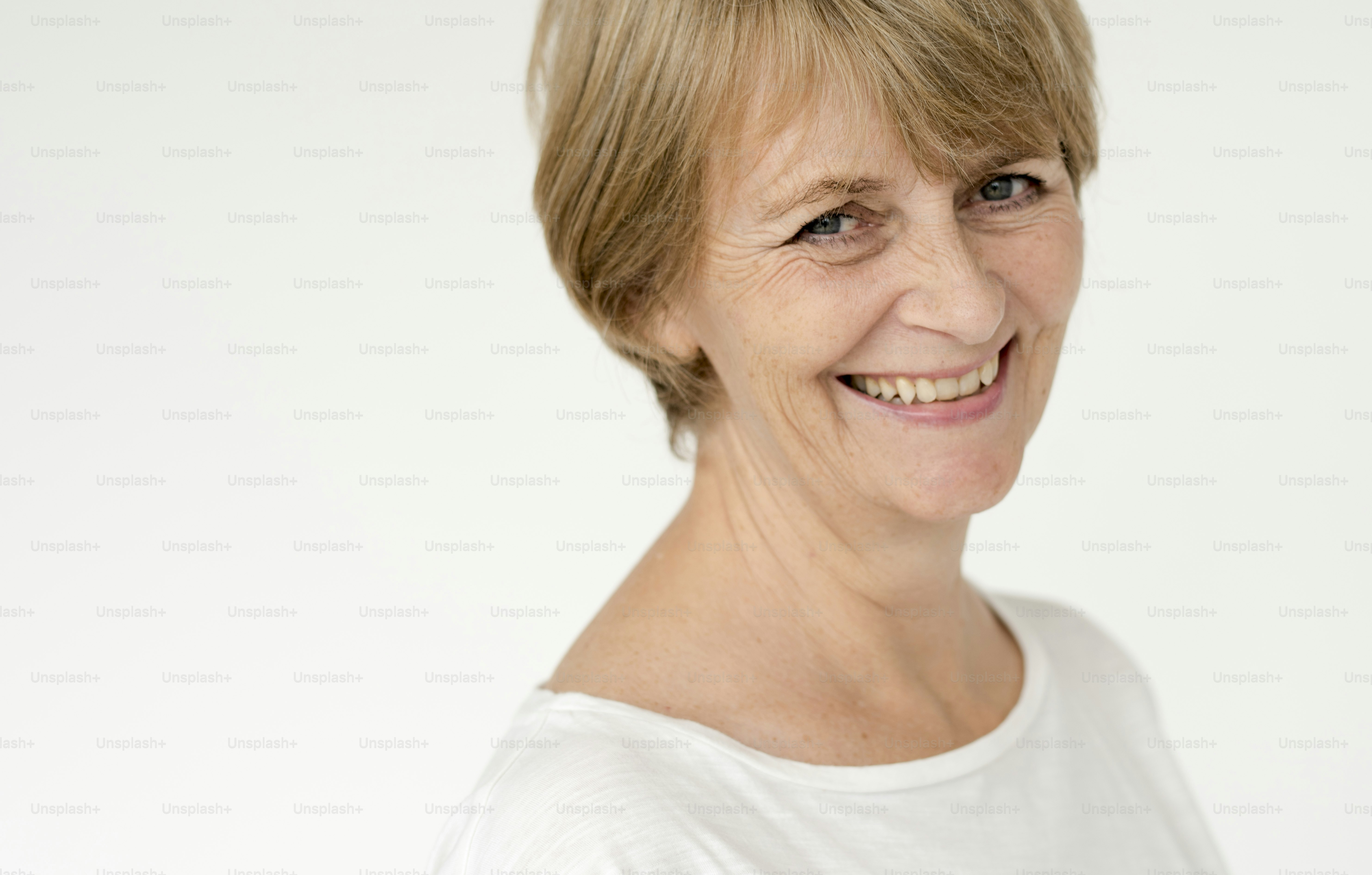 Le persone dello studio scattano ritratti isolati